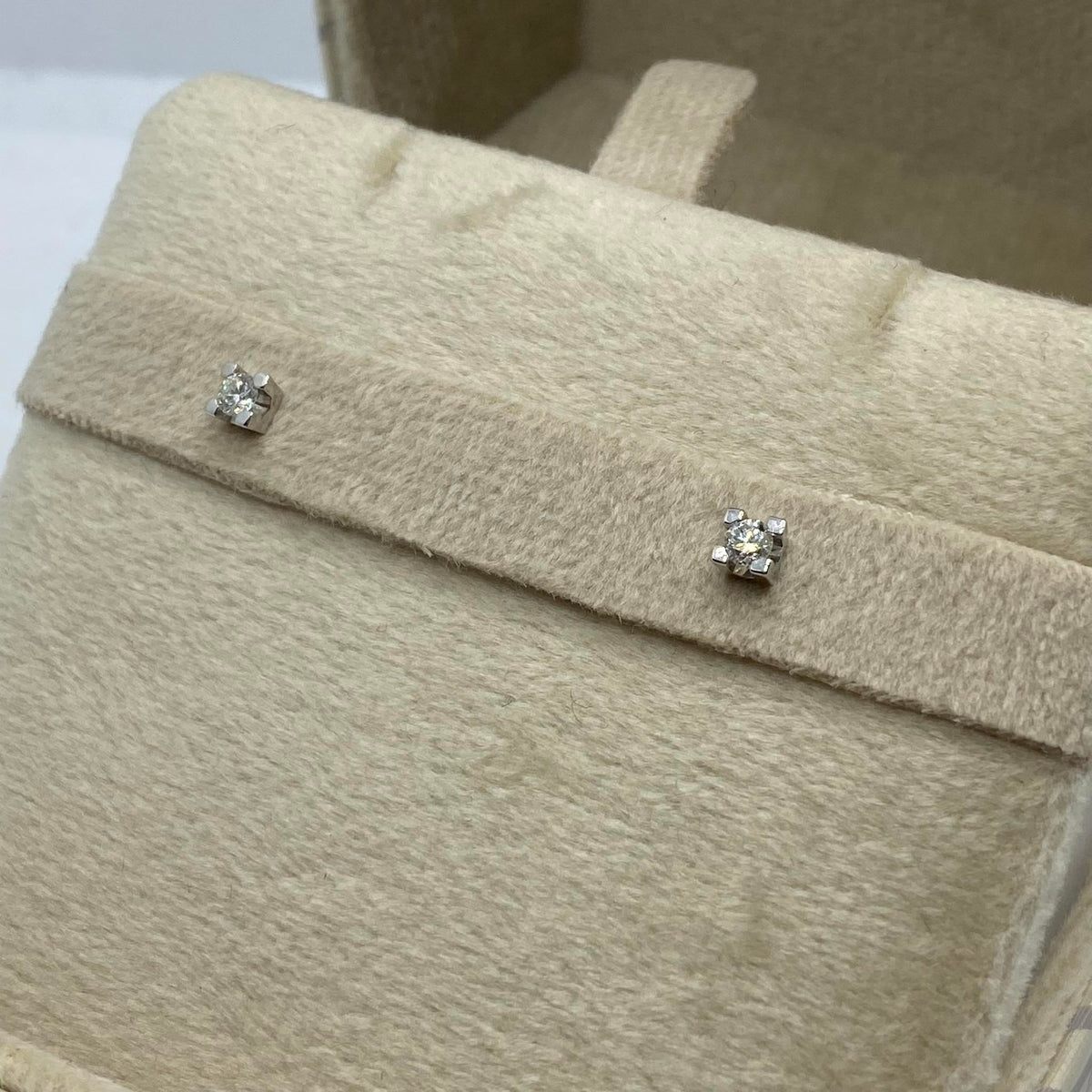 Orecchini Punto Luce Donna Oro 18KT con Diamante Ct 0.16