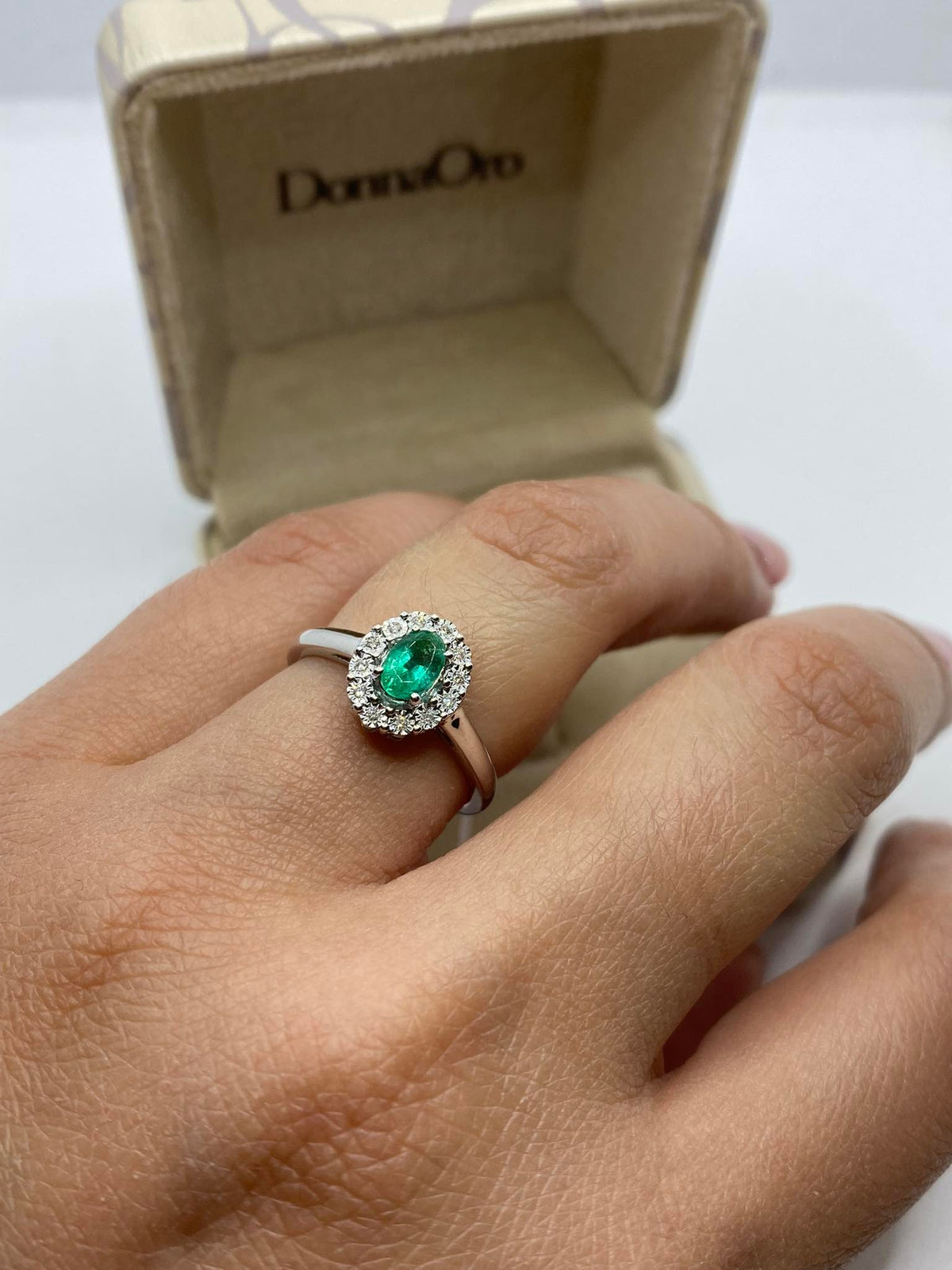 Anello Donna Oro 18KT con Smeraldo Ct 0.45 e Diamanti