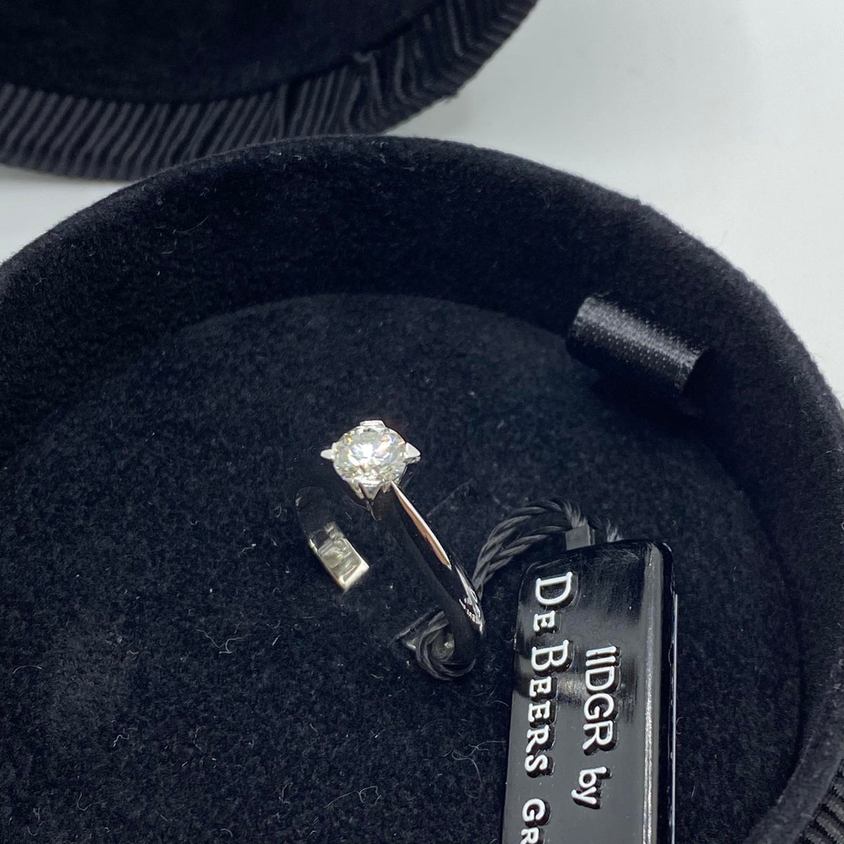 Anello Solitario Forever Unique con Diamante De Beers Ct. 0,55
