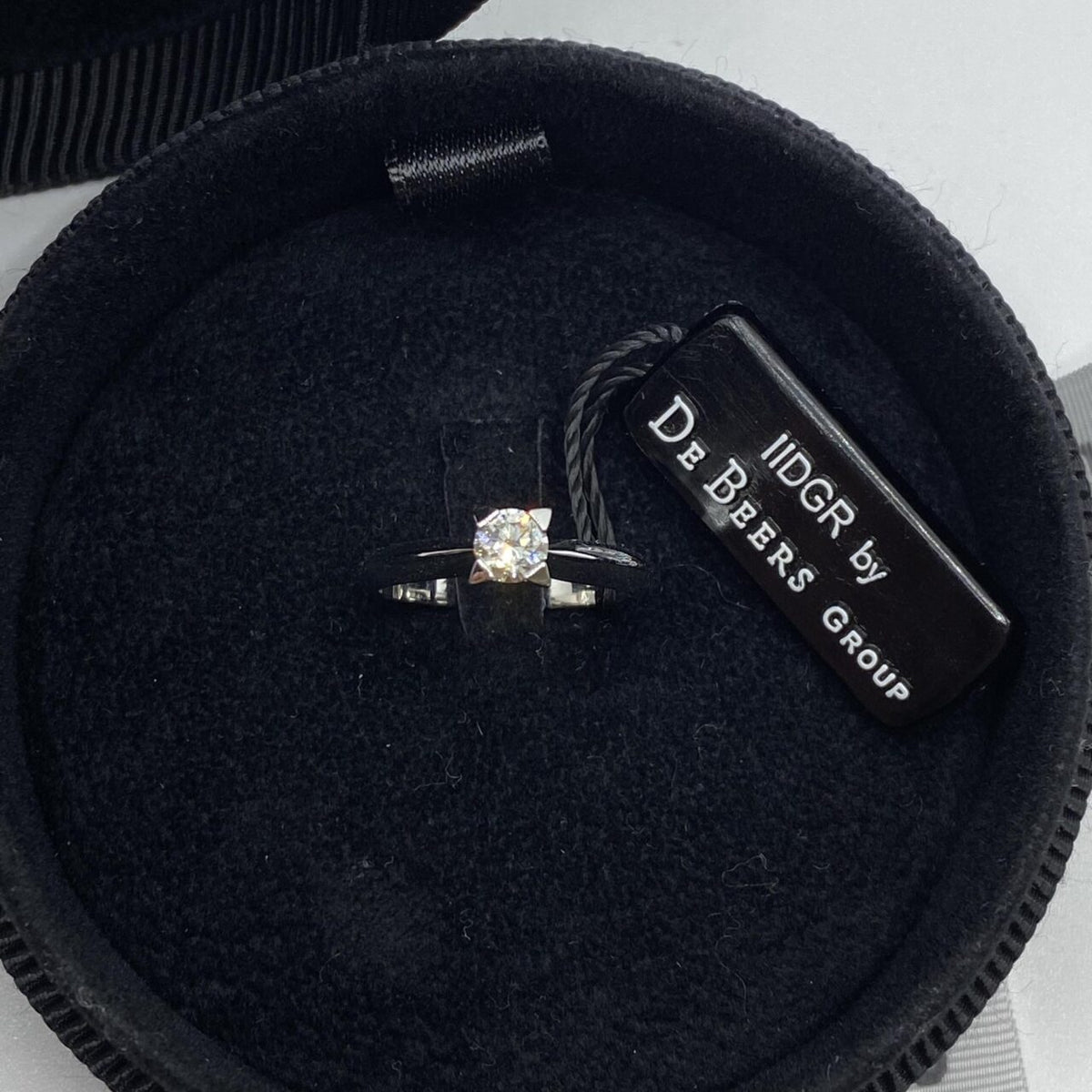 Anello Solitario Forever Unique con Diamante De Beers Ct. 0,38