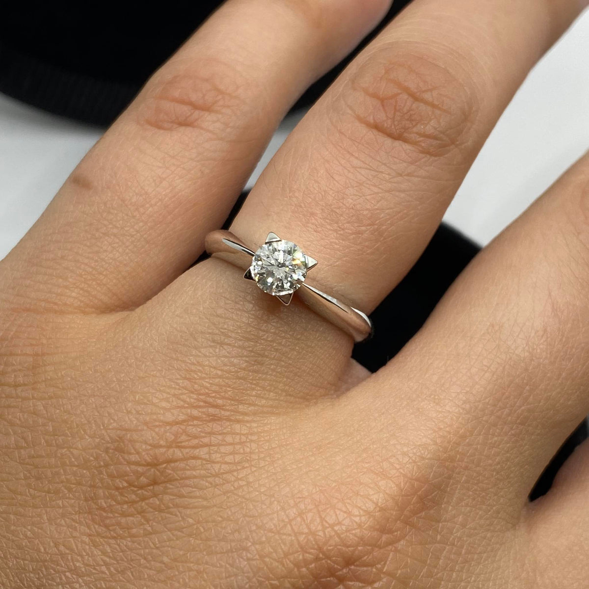 Anello Solitario Forever Unique con Diamante De Beers Ct. 0,55