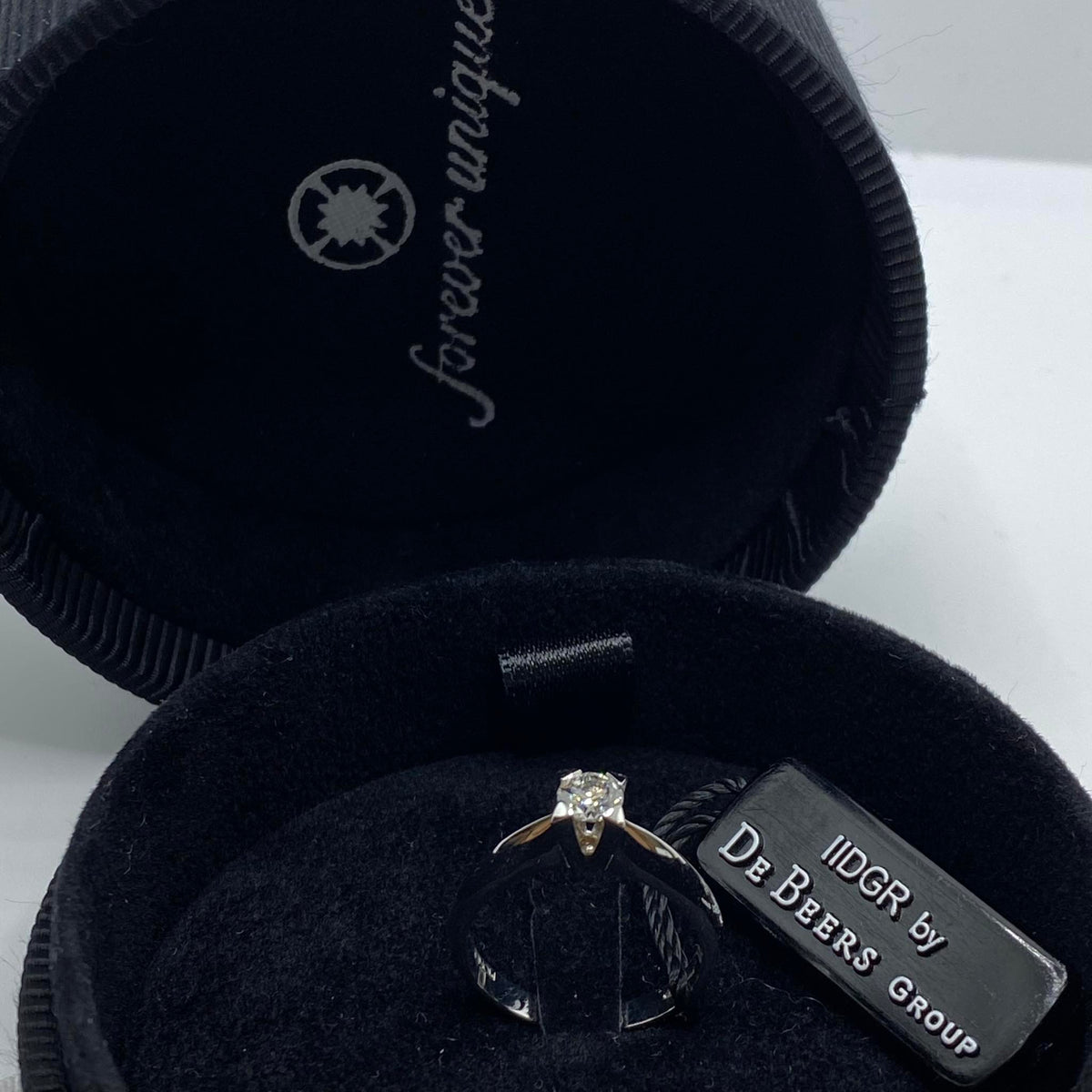 Anello Solitario Forever Unique con Diamante De Beers Ct. 0,38