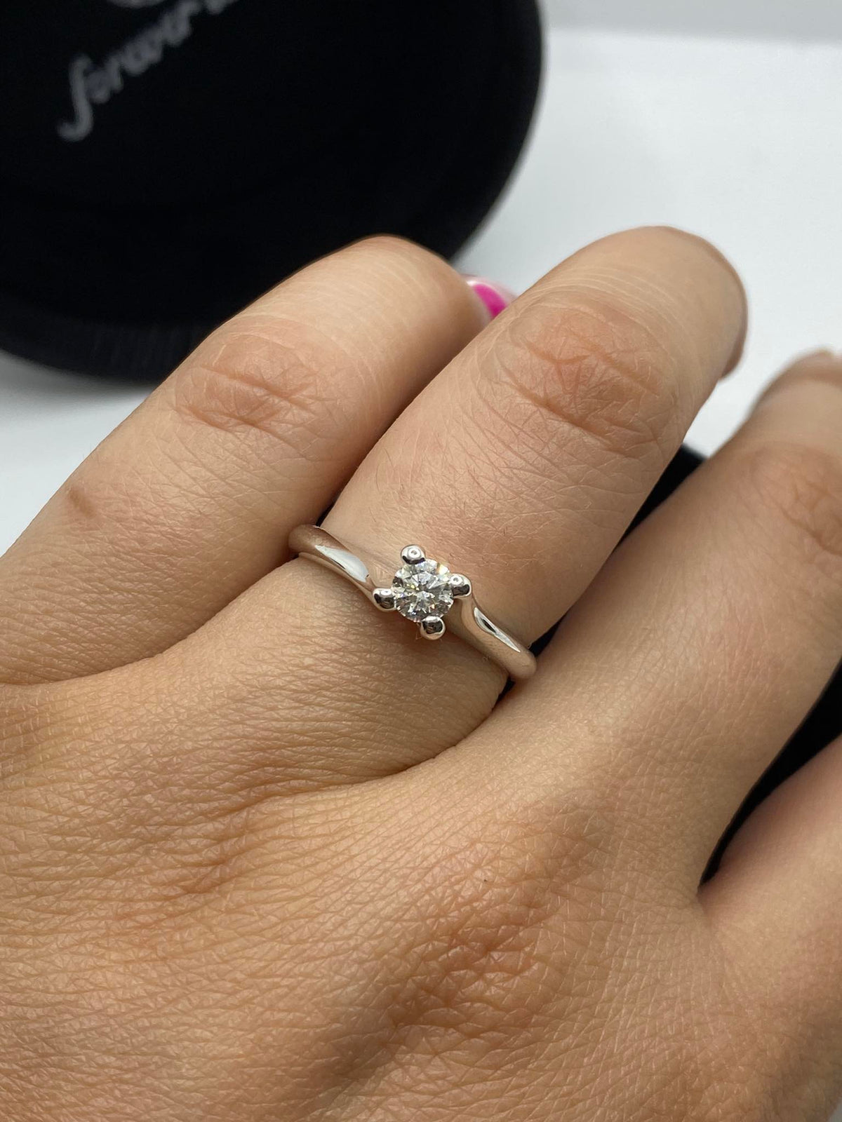 Anello Solitario Forever Unique con Diamante De Beers Ct. 0,30