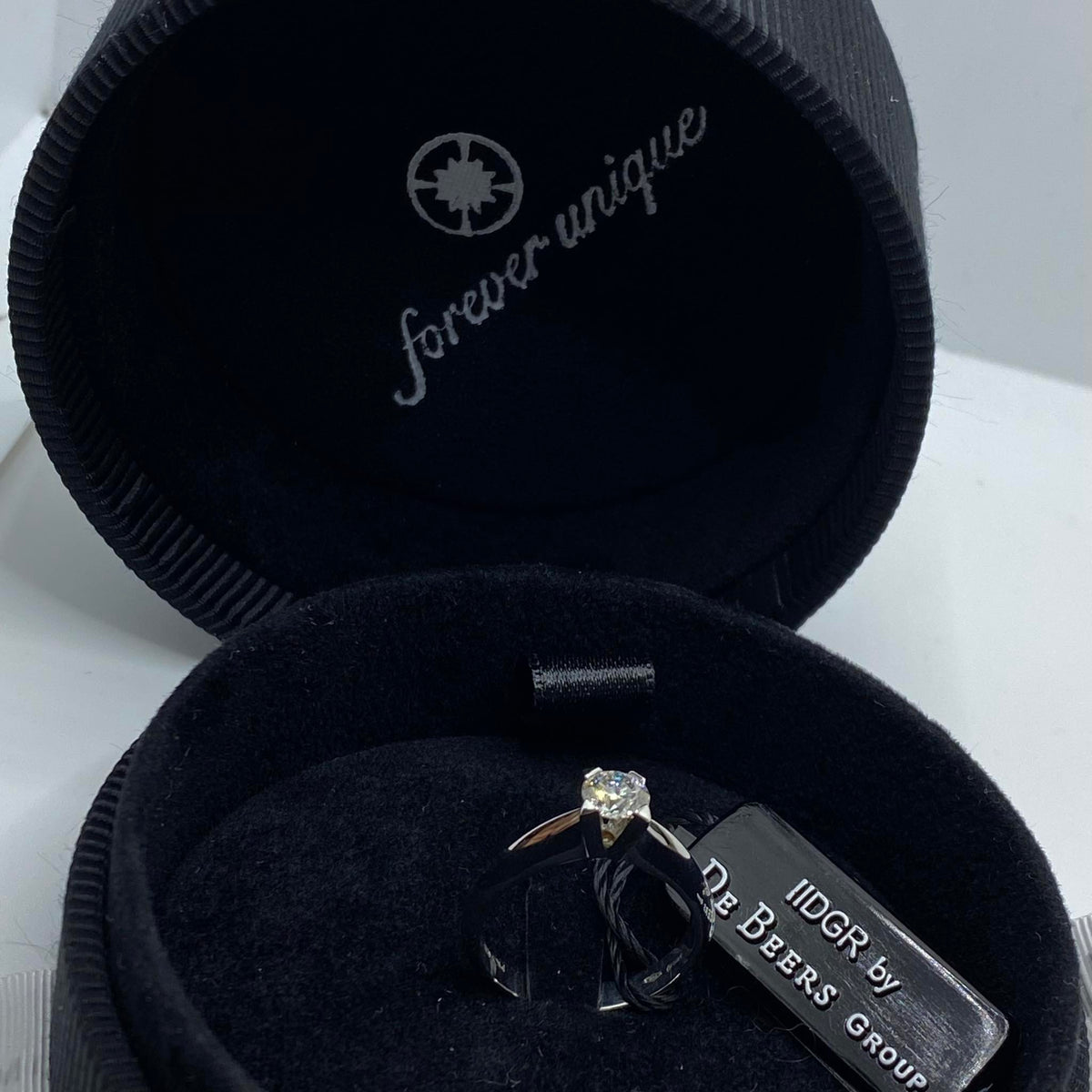 Anello Solitario Forever Unique con Diamante De Beers Ct. 0,55