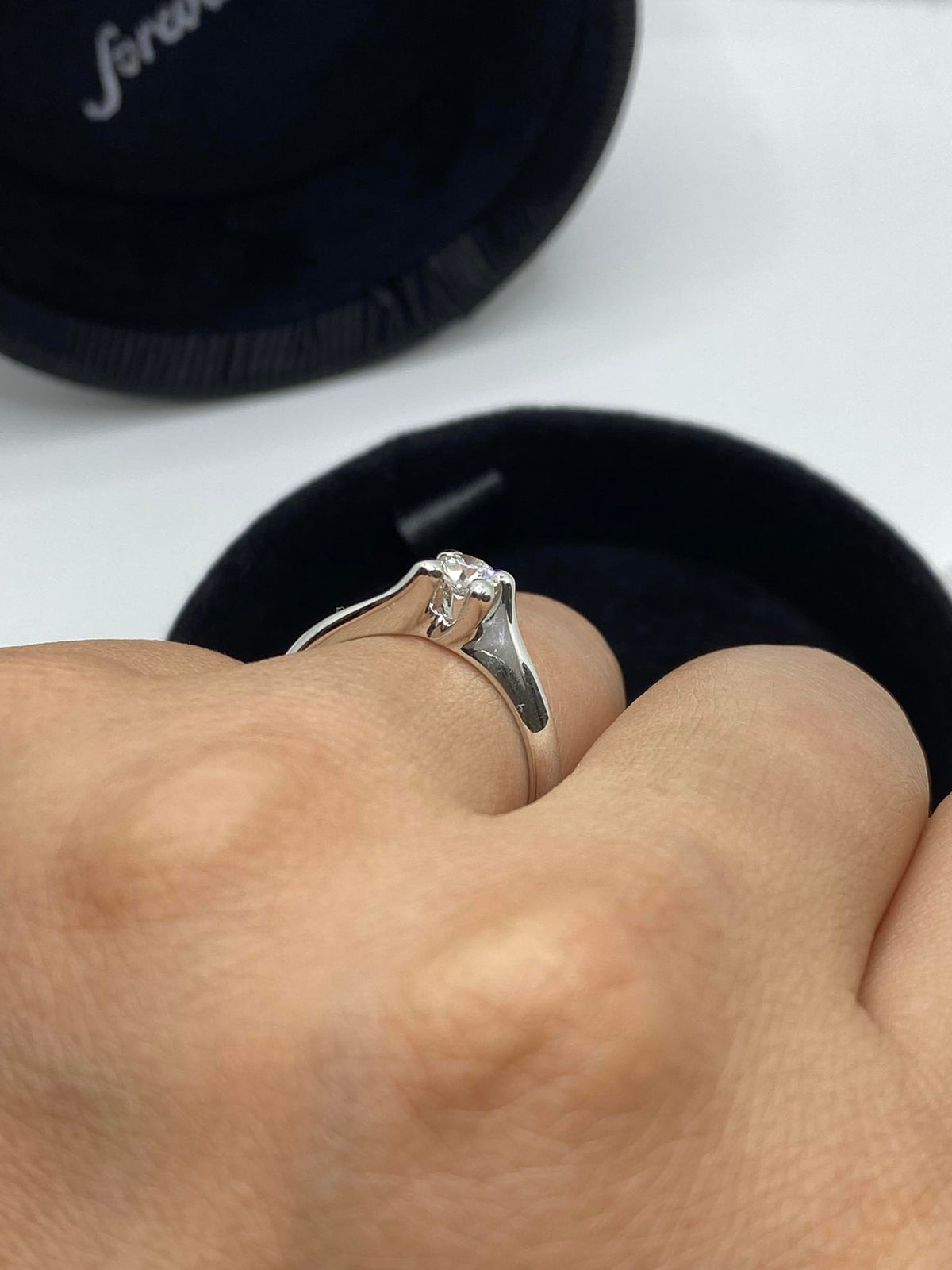 Anello Solitario Forever Unique con Diamante De Beers Ct. 0,30