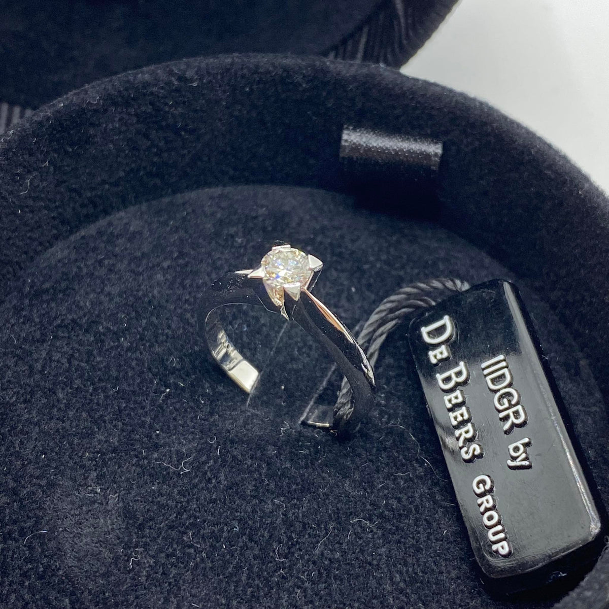 Anello Solitario Forever Unique con Diamante De Beers Ct. 0,38