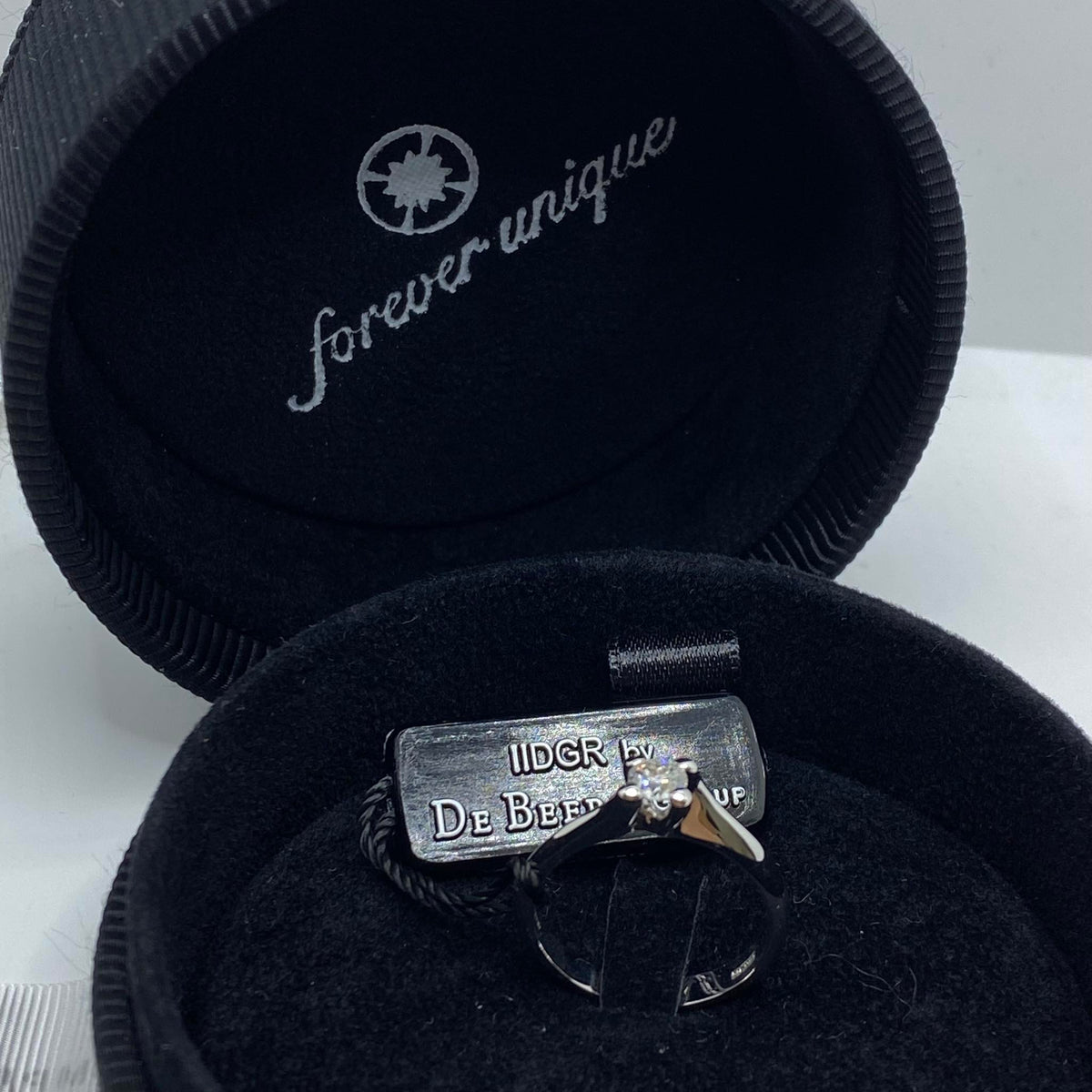 Anello Solitario Forever Unique con Diamante De Beers Ct. 0,30