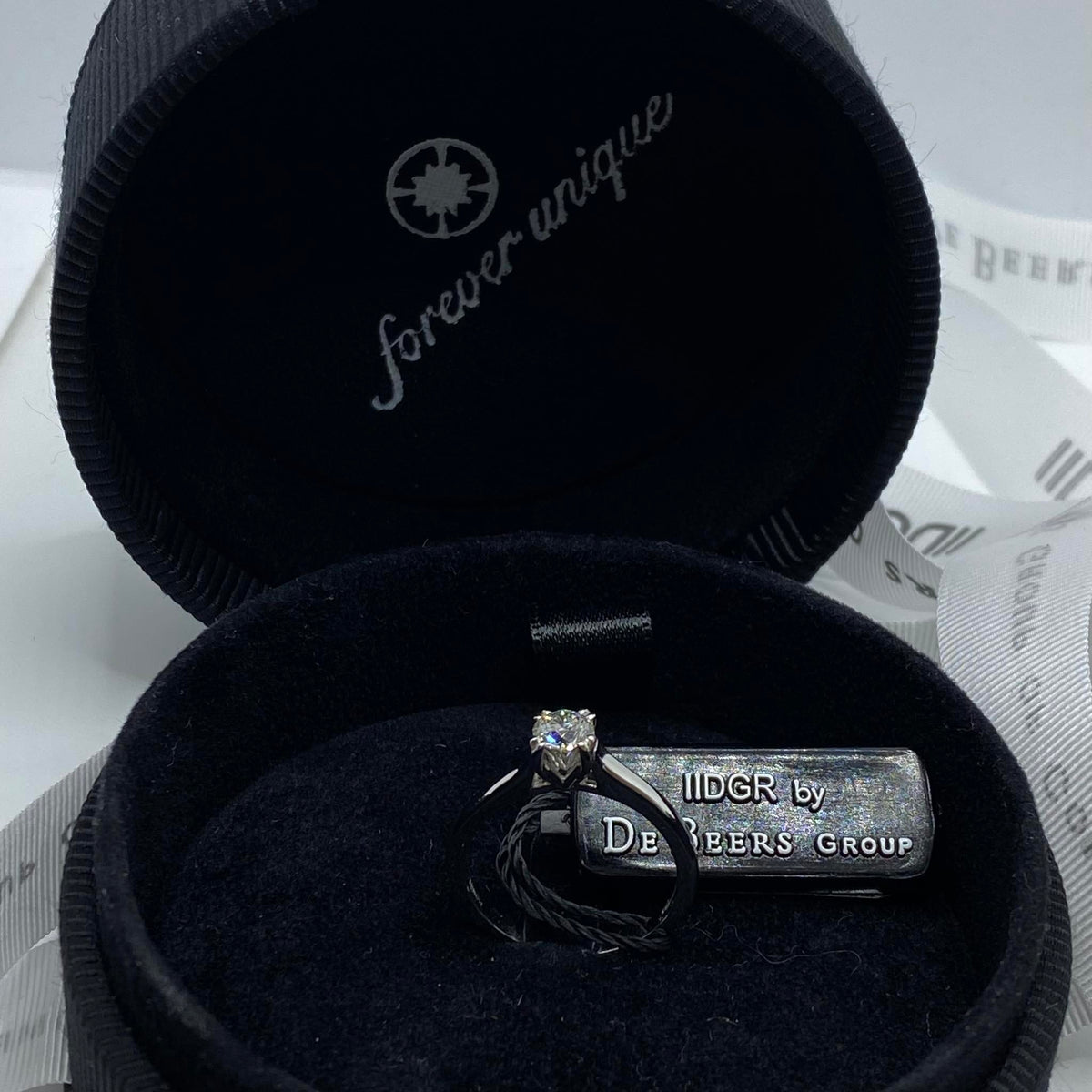 Anello Solitario Forever Unique con Diamante De Beers Ct. 0,46 F-VVS