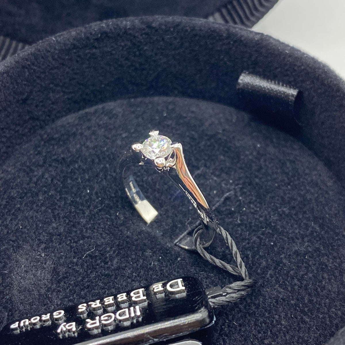 Anello Solitario Forever Unique con Diamante De Beers Ct. 0,37