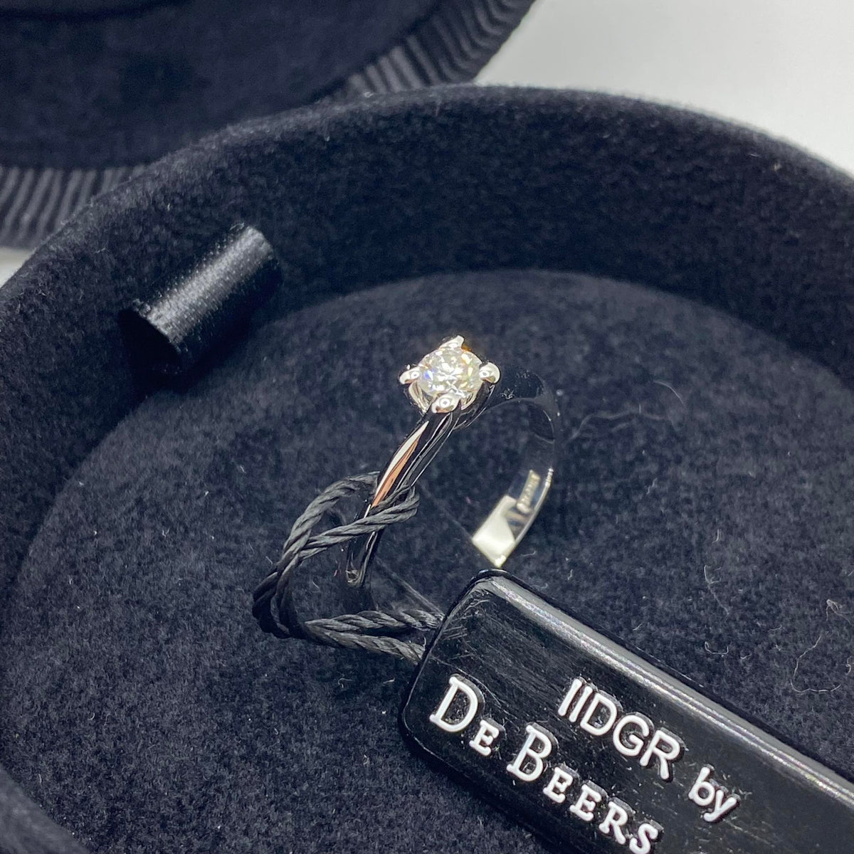 Anello Solitario Forever Unique con Diamante De Beers Ct. 0,30