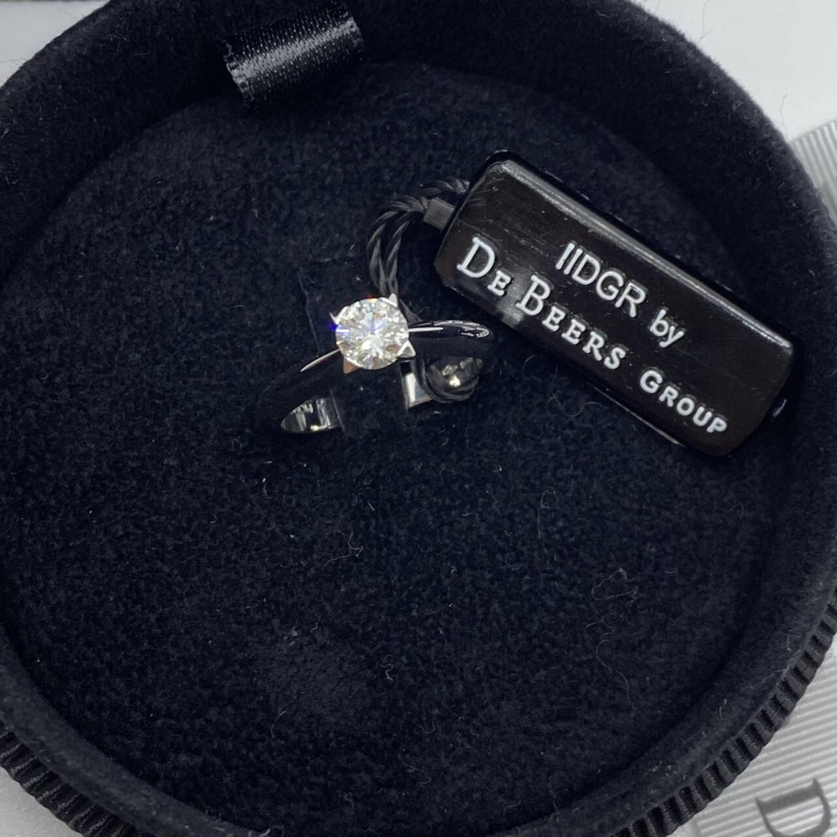 Anello Solitario Forever Unique con Diamante De Beers Ct. 0,55