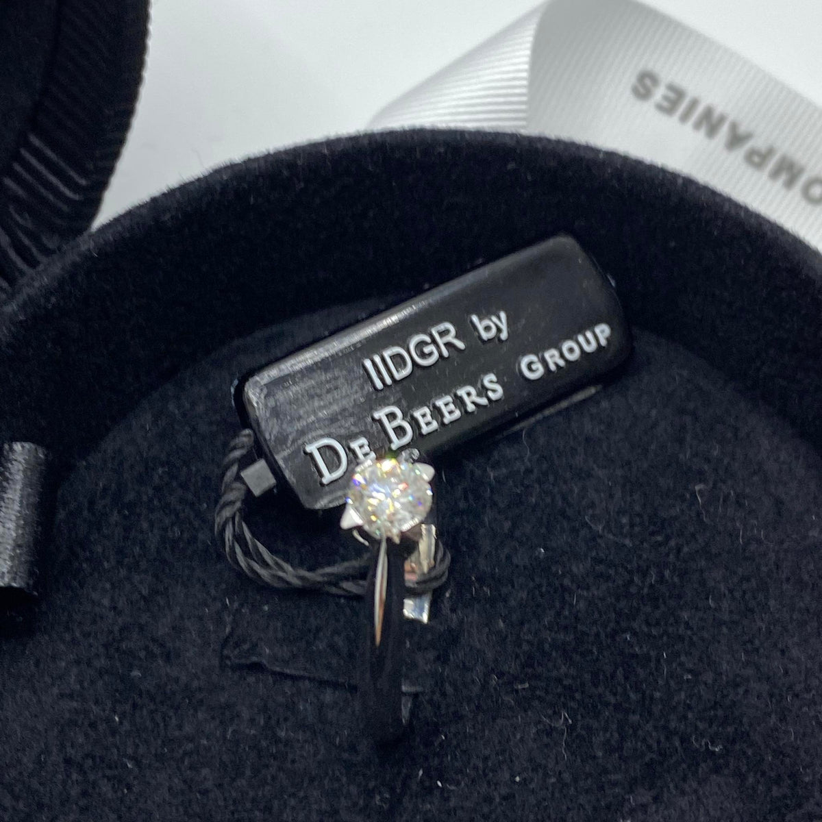 Anello Solitario Forever Unique con Diamante De Beers Ct. 0,55