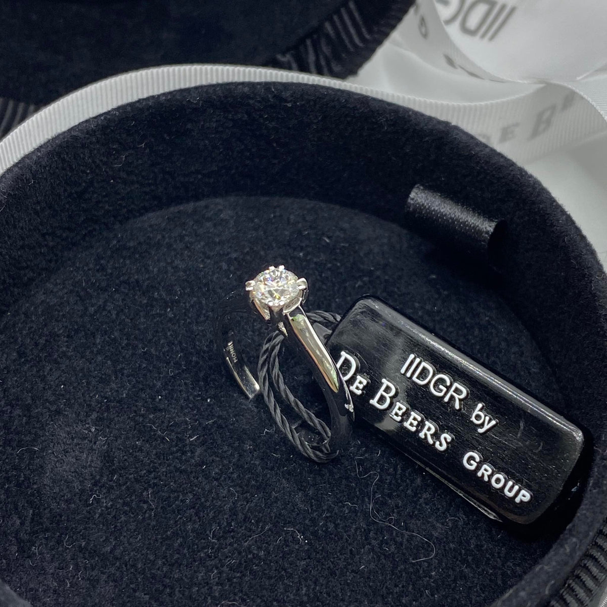 Anello Solitario Forever Unique con Diamante De Beers Ct. 0,46 F-VVS