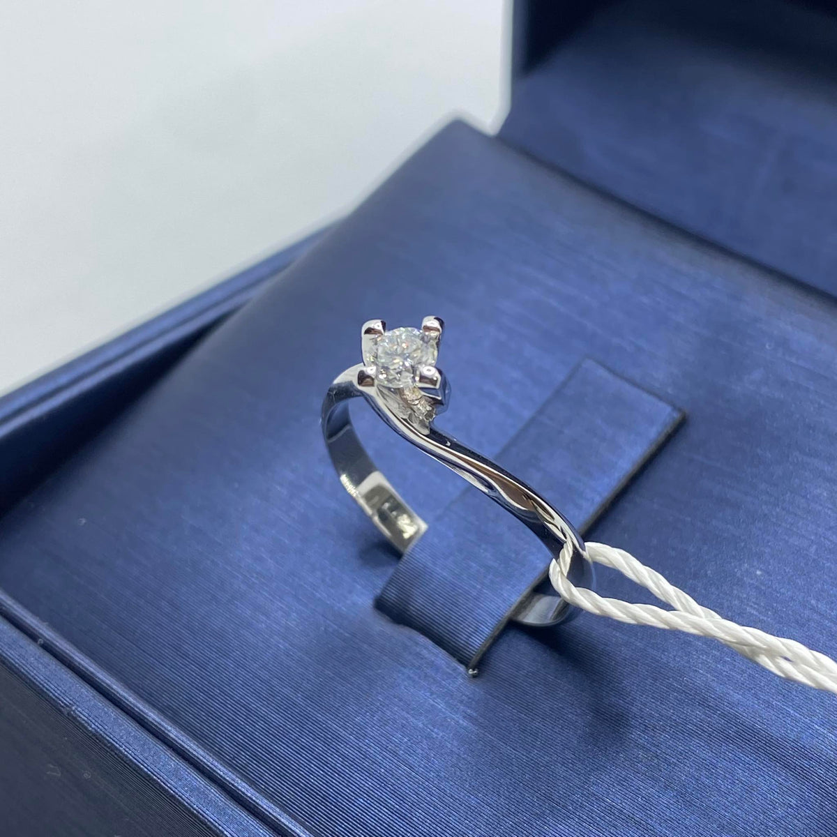 Anello Solitario in Oro 18KT 18KT e Diamante Ct. 0,23