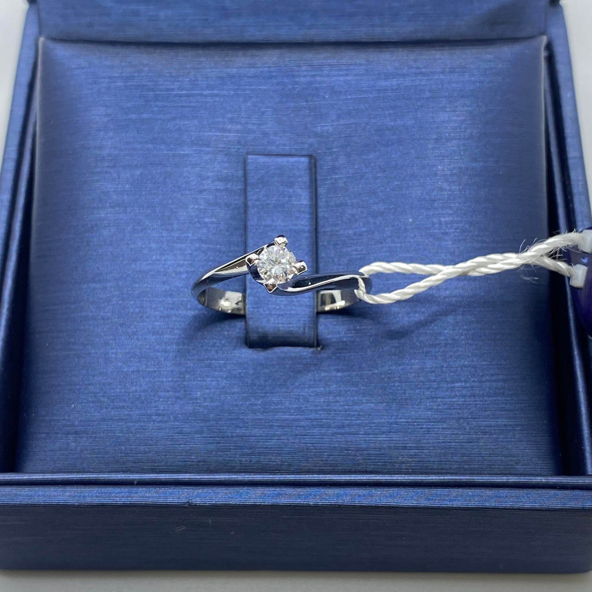 Anello Solitario in Oro 18KT 18KT e Diamante Ct. 0,23