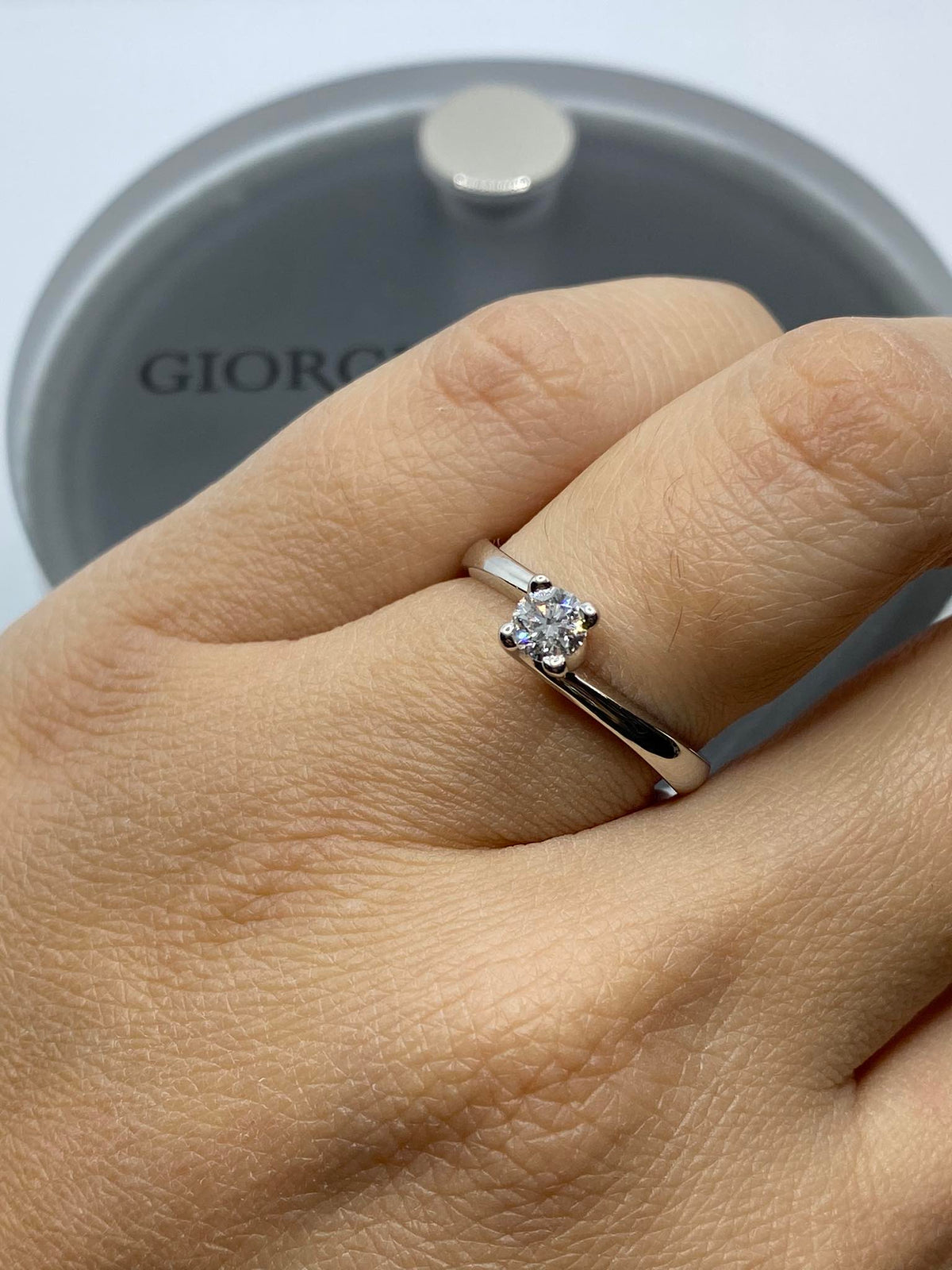 Anello Solitario Giorgio Visconti in Oro 18KT 18KT e Brilante Ct. 0,31