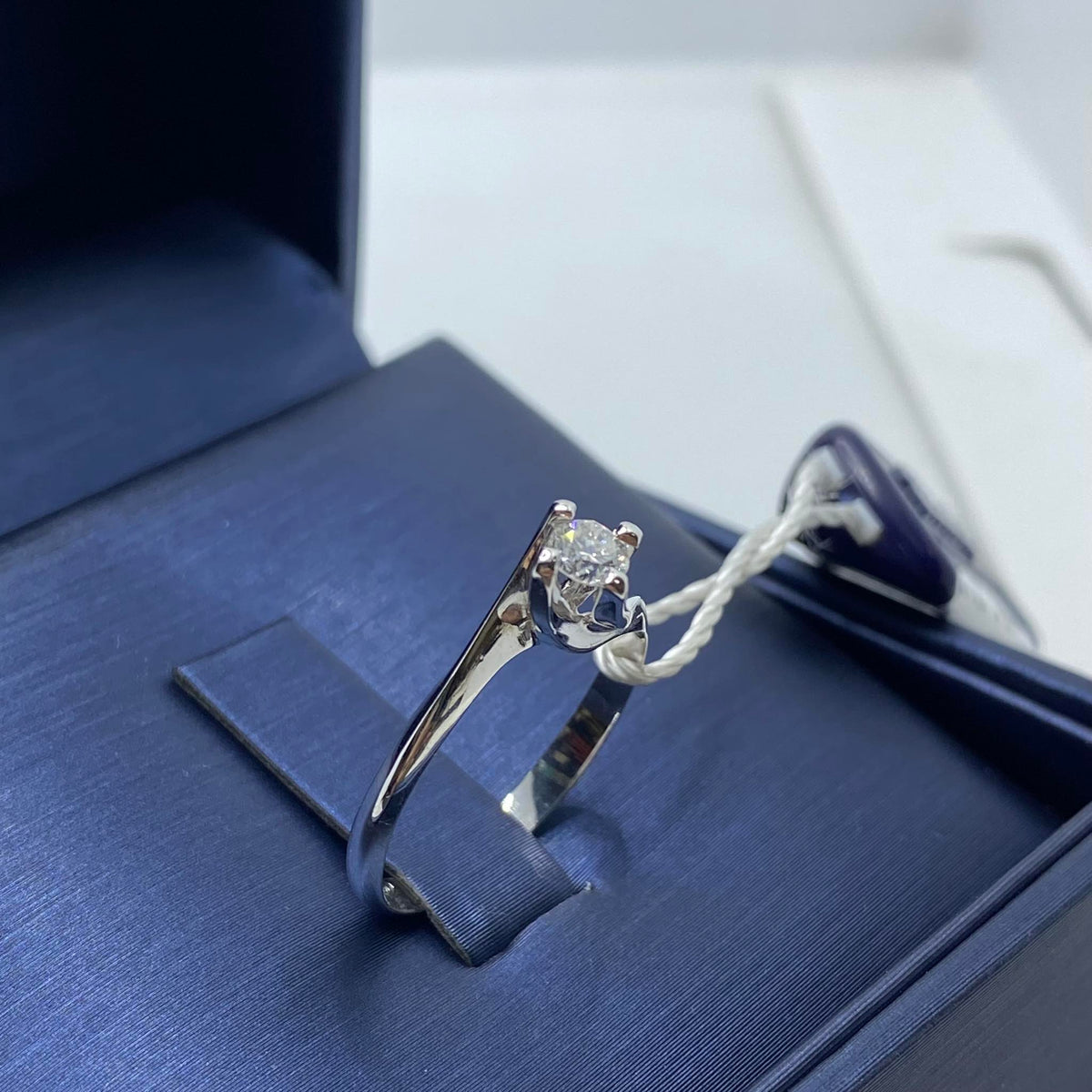 Anello Solitario in Oro 18KT 18KT e Diamante Ct. 0,23