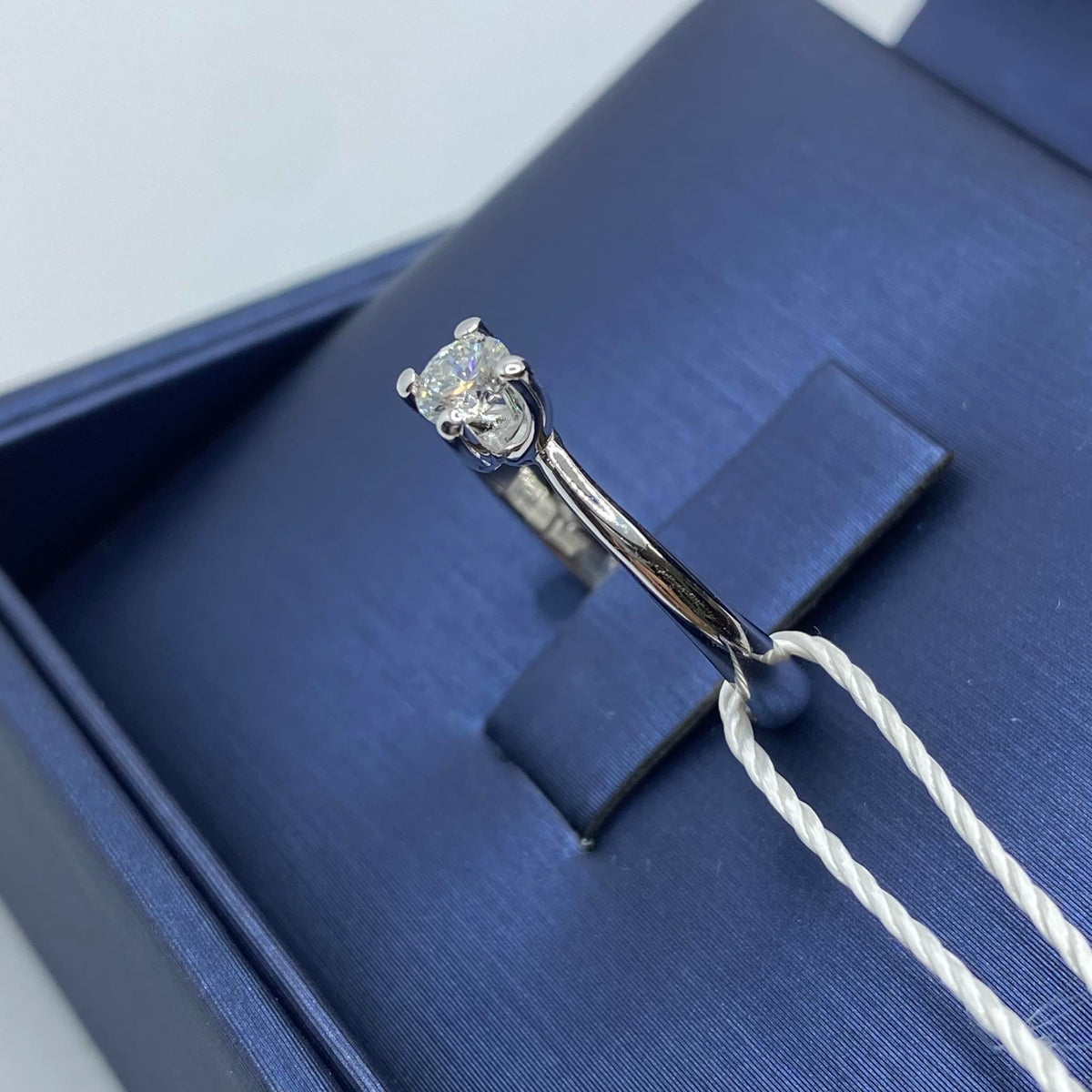 Anello Solitario in Oro 18KT 18KT e Diamante Ct. 0,24