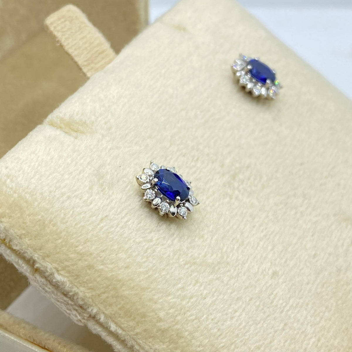 Orecchini Donna Oro 18KT con Zaffiro Ct. 1,00 e Diamanti