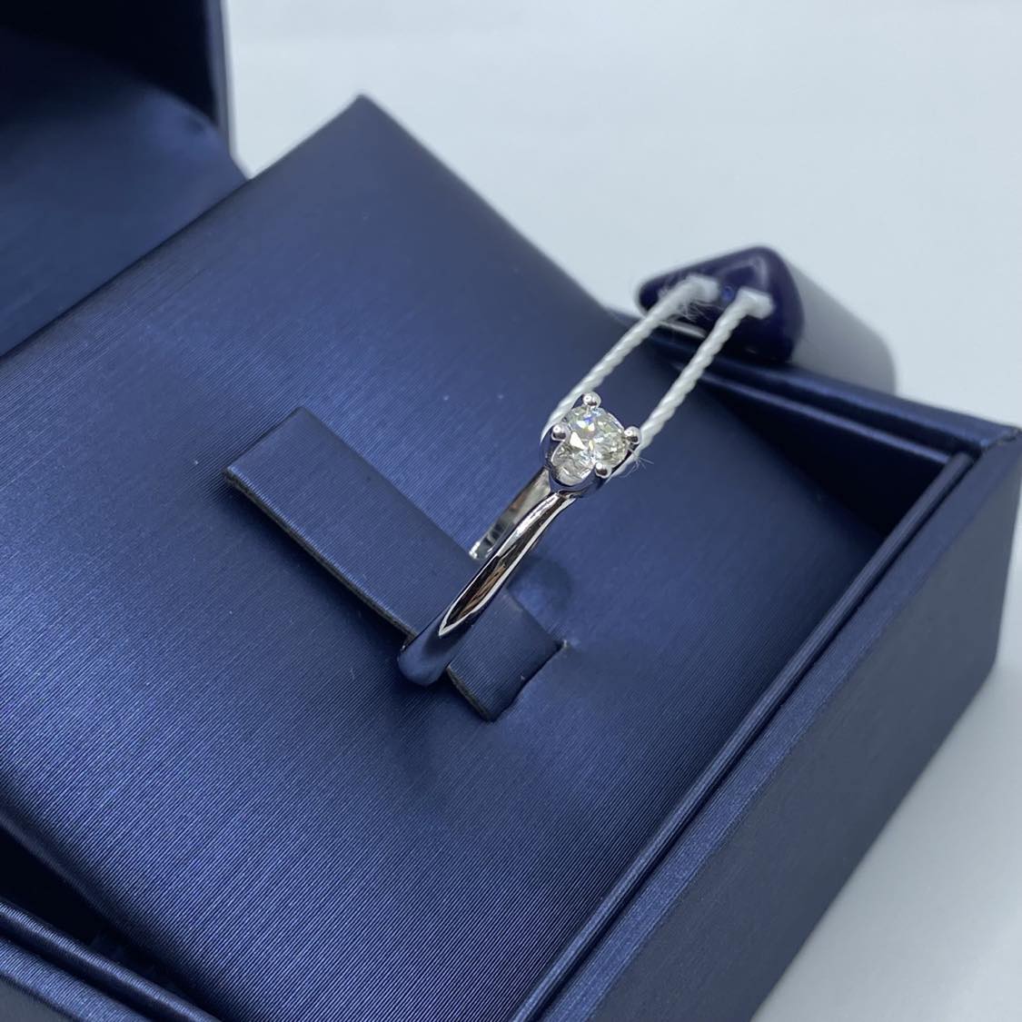 Anello Solitario in Oro 18KT 18KT e Diamante Ct. 0,23 G VS