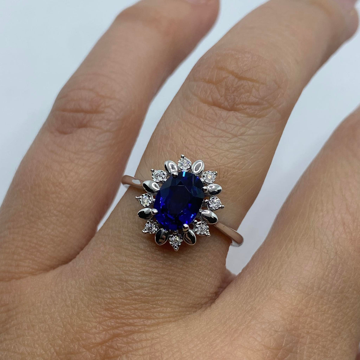 Anello Donna Oro 18KT con Zaffiro Ct. 1.50 e Diamanti