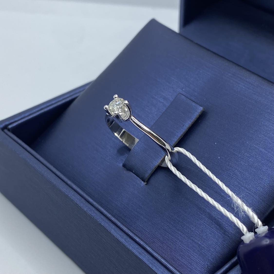 Anello Solitario in Oro 18KT 18KT e Diamante Ct. 0,23 G VS