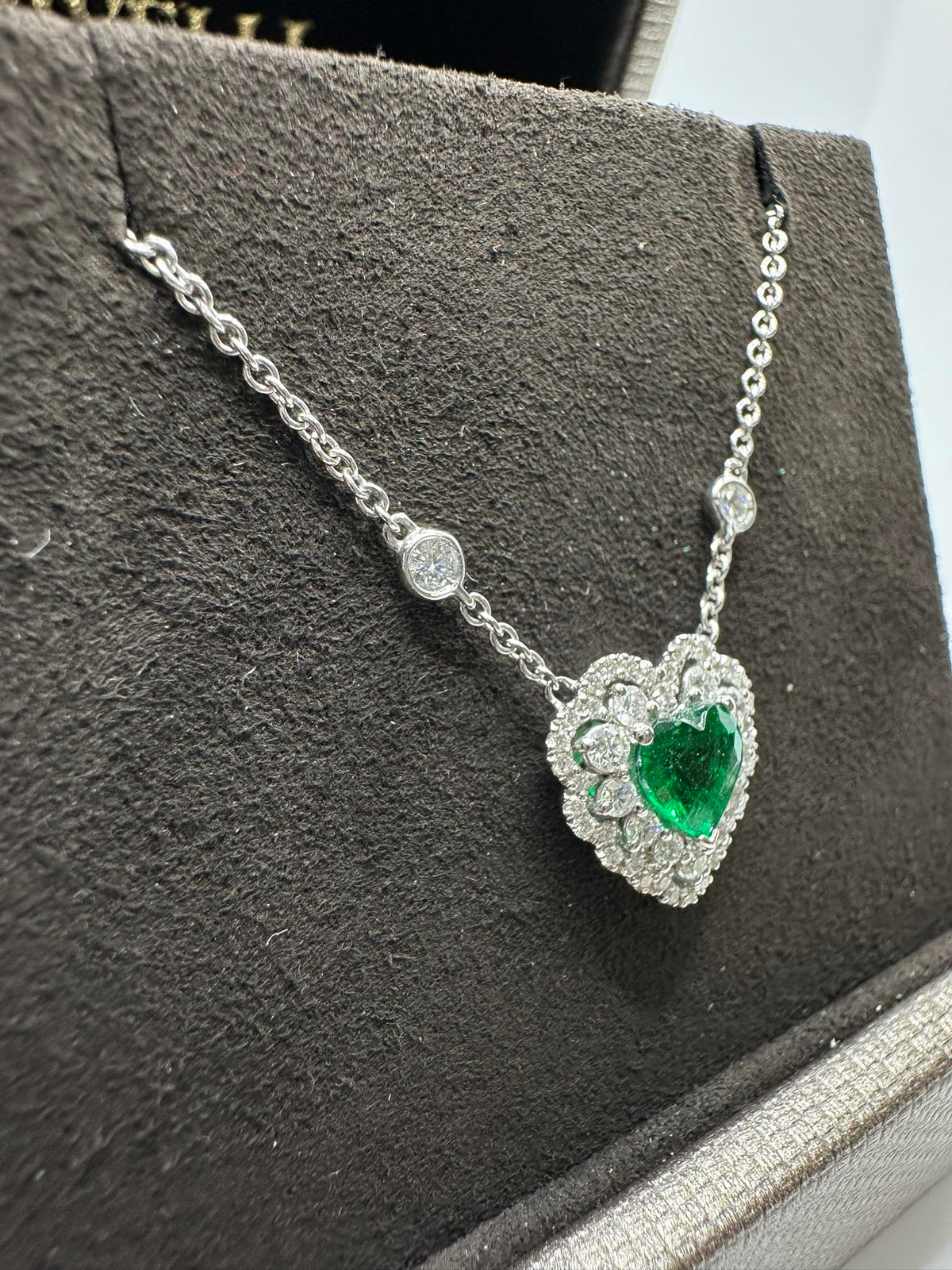 Collana donna Crivelli con Smeraldo a Cuore Ct. 0,82 e Diamanti