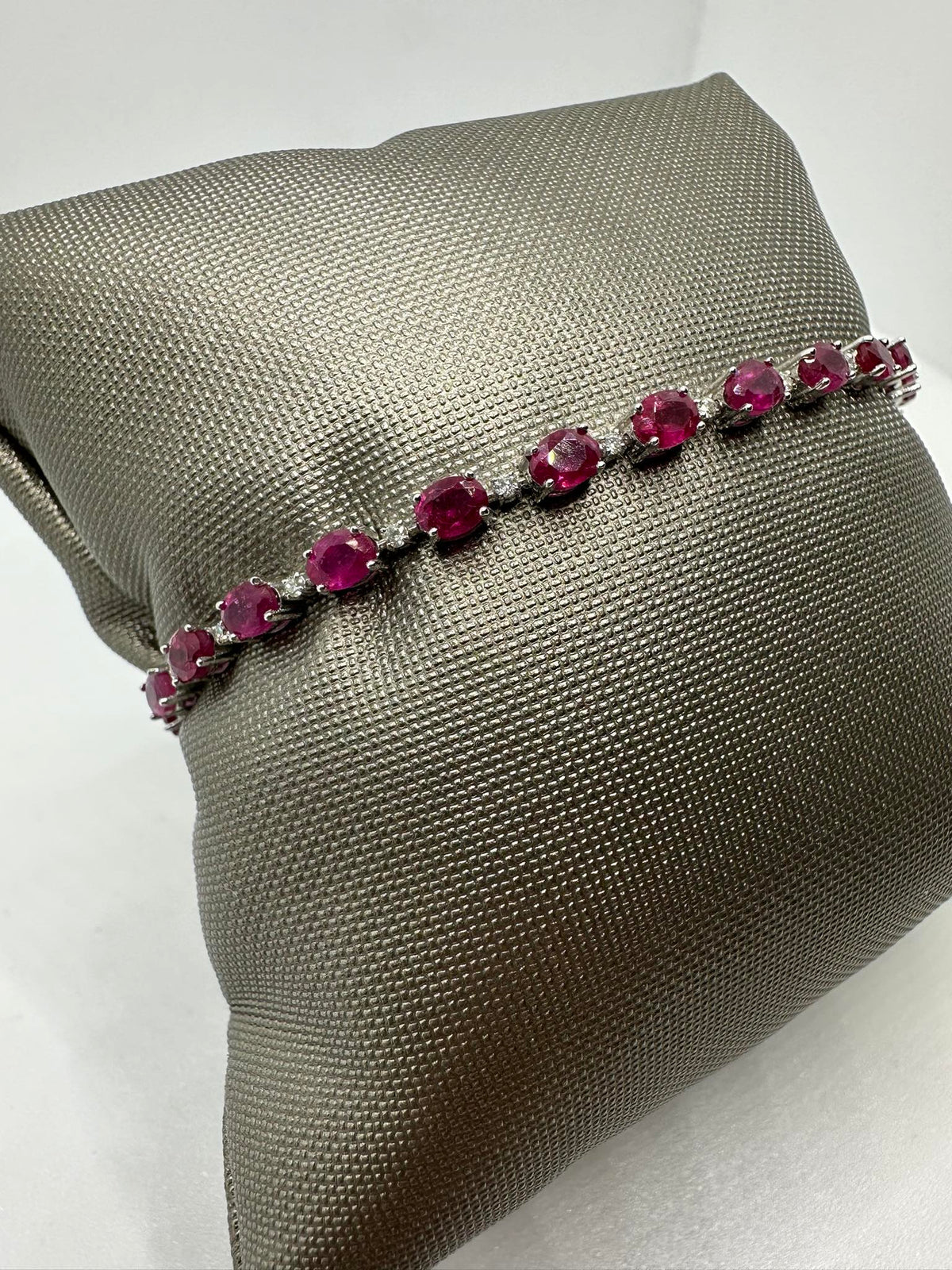 Bracciale Tennis Donna Oro 18KT con Diamanti e Rubini Ct. 6.50