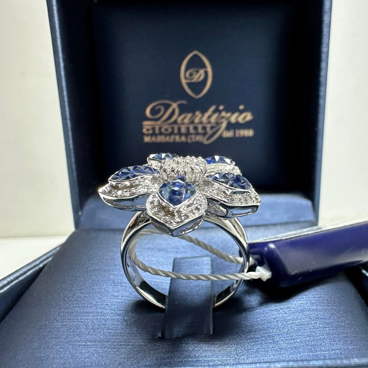 Anello Dartizio Gioielli a Fiore in Oro 18KT 18KT con Zaffiri e Diamanti