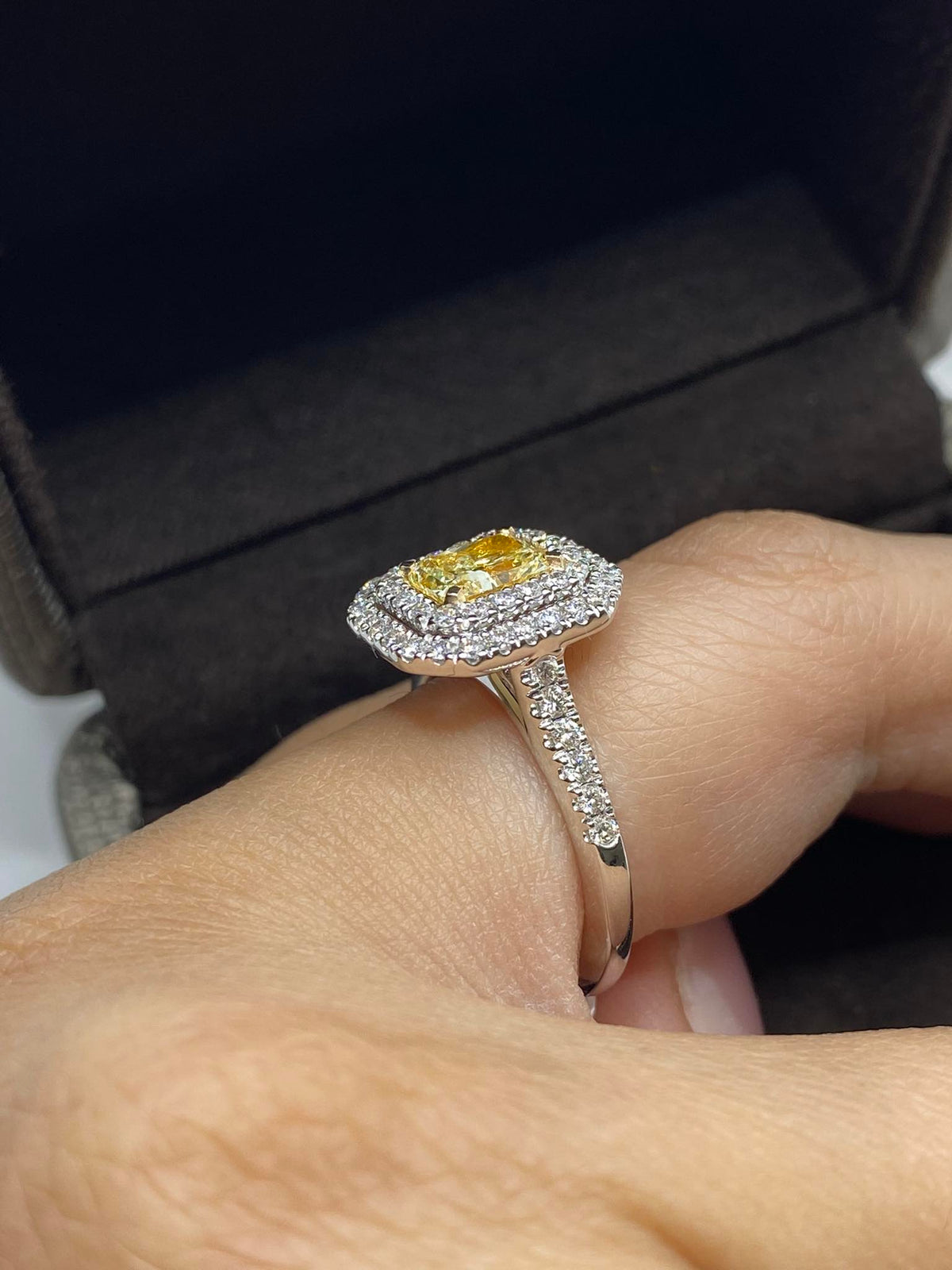 Anello Crivelli in Oro 18KT 18KT con Diamante Fancy Gia Ct 1,14
