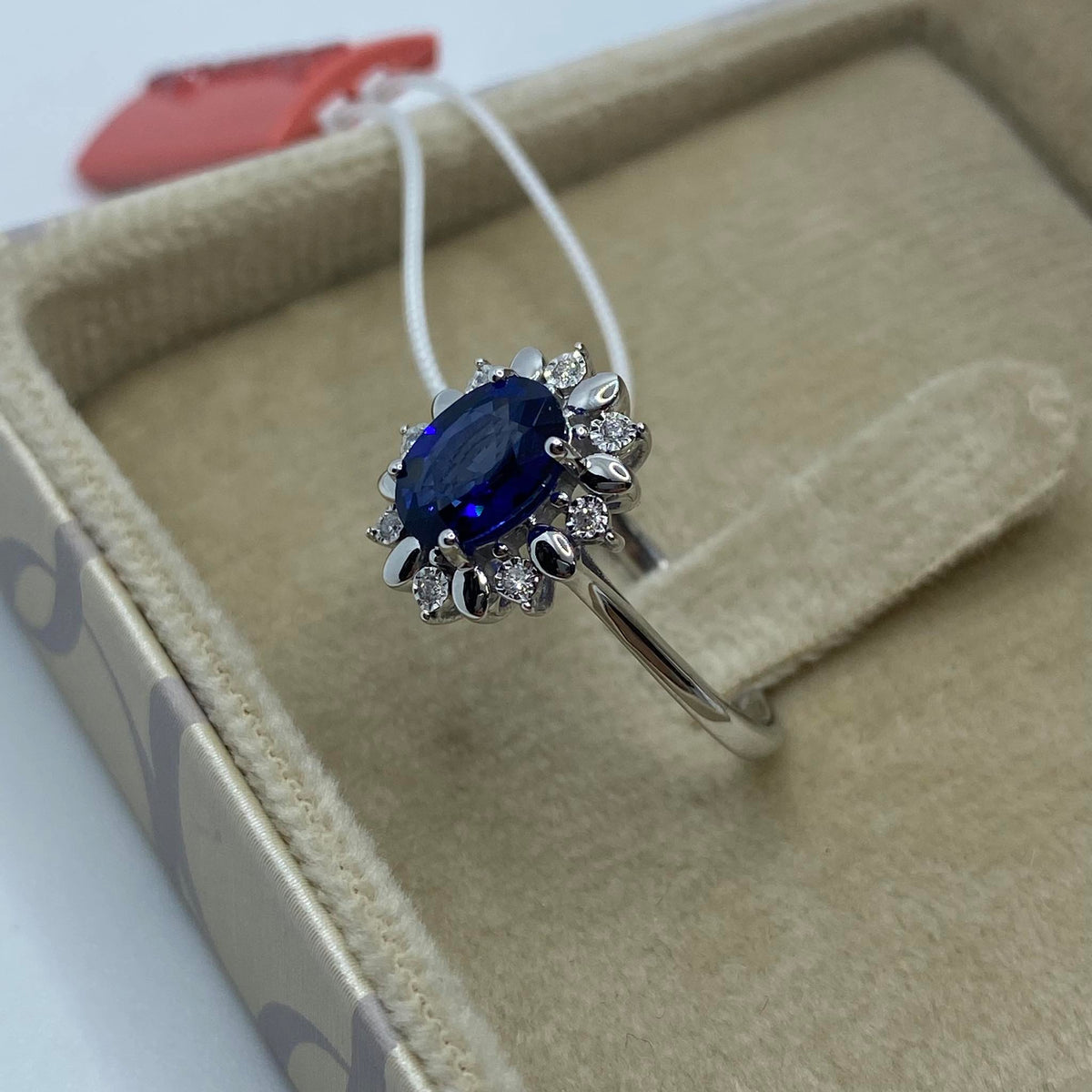 Anello Donna Oro 18KT con Zaffiro Ct. 1.50 e Diamanti