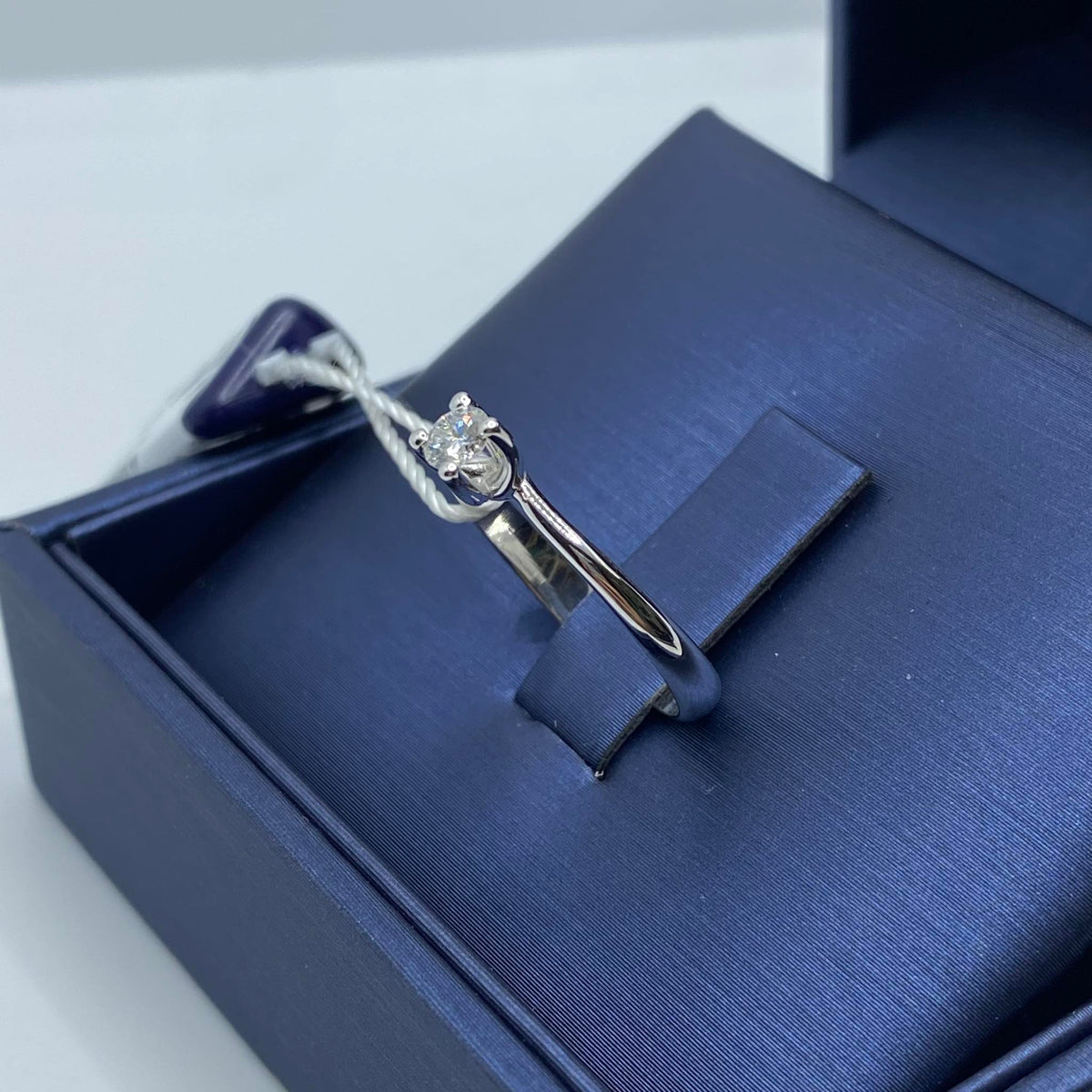 Anello Solitario in Oro 18KT 18KT e Diamante Ct. 0,19 G-VS