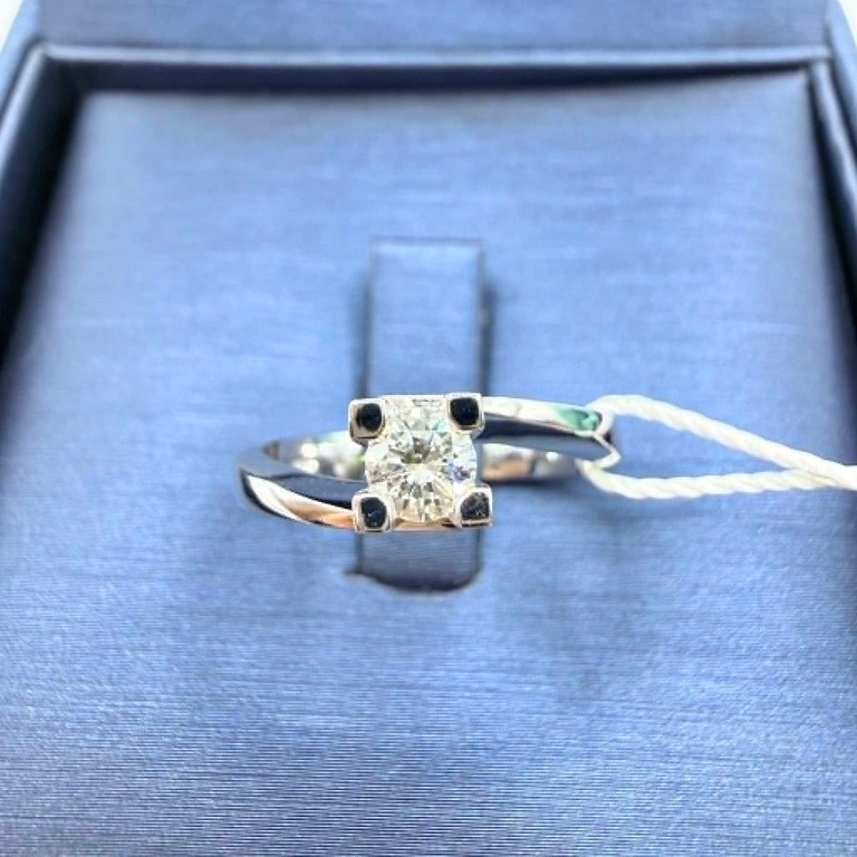 Anello Solitario in Oro 18KT 18KT e Diamante Ct. 0,30 G-VVS