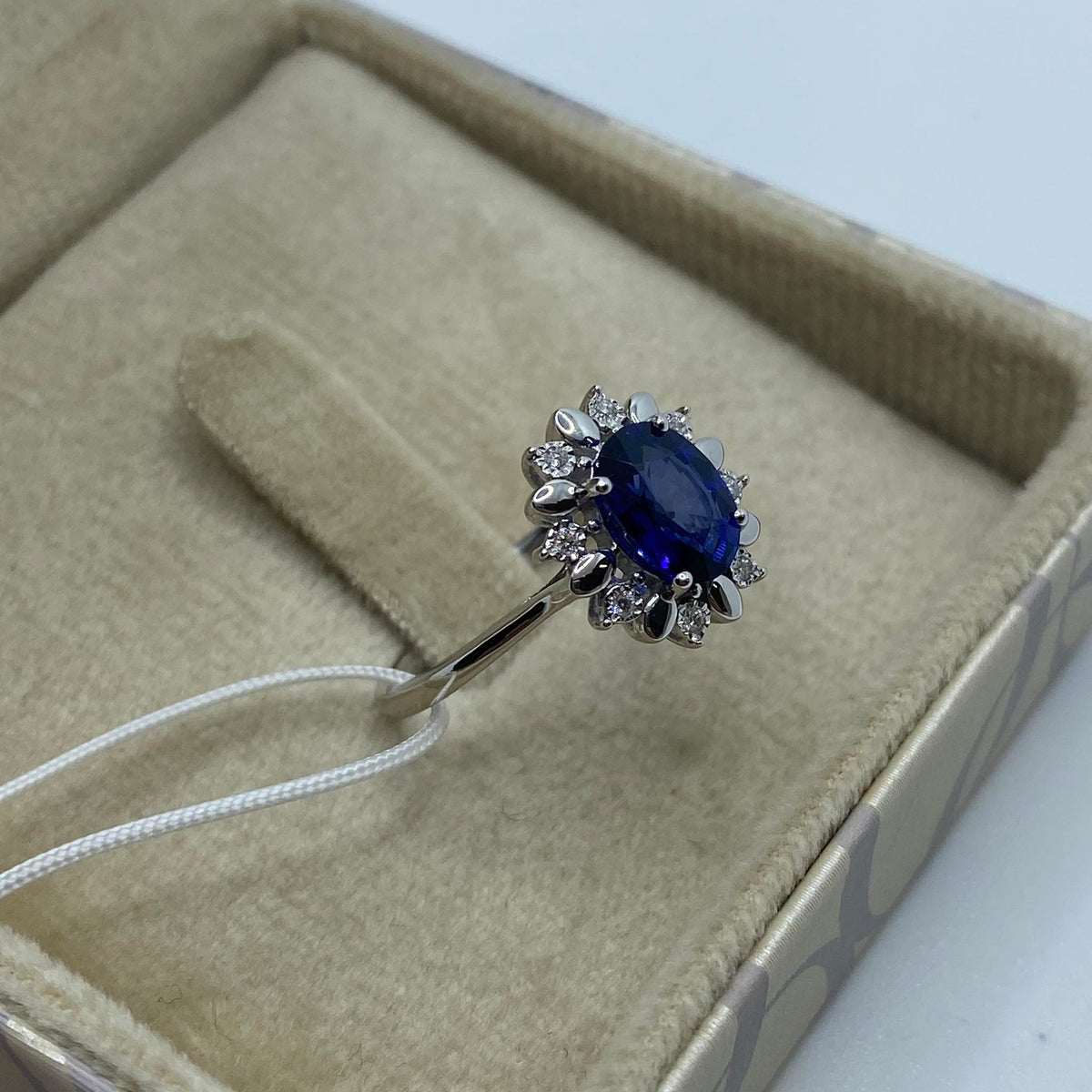 Anello Donna Oro 18KT con Zaffiro Ct. 1.50 e Diamanti