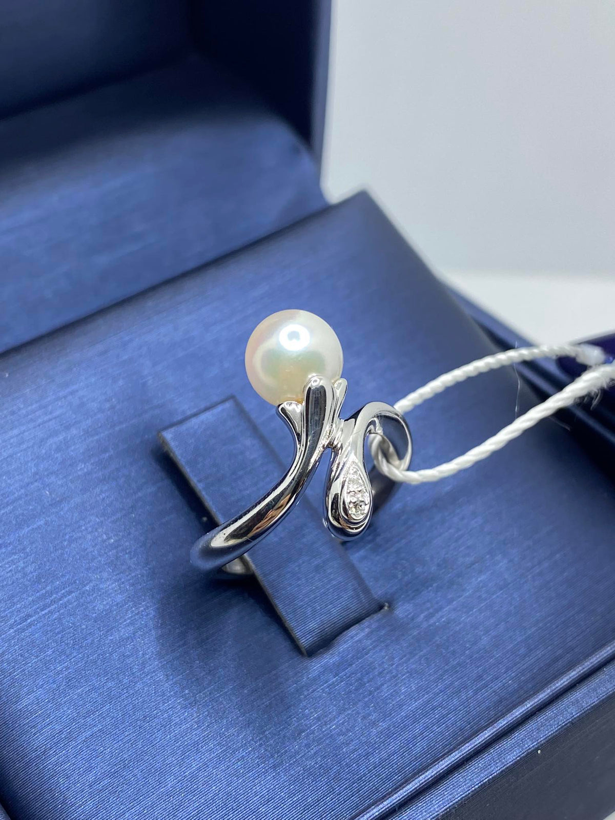 Anello Asayo in Oro 18KT 18KT con Perla di Acqua Salata e Diamanti