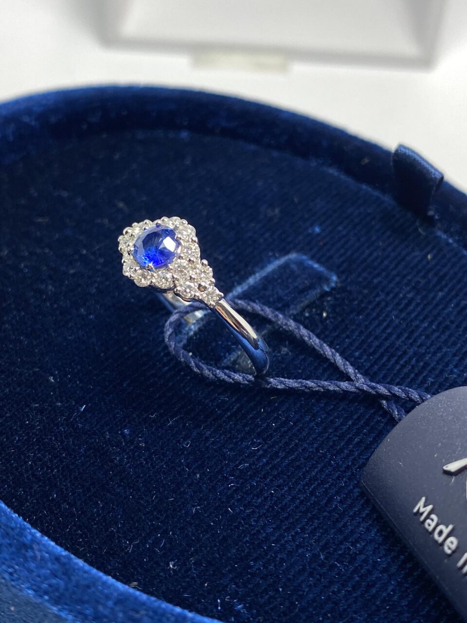 Anello Donna in Oro 18KT 18KT Recarlo con Zaffiro CT 0.49 e Diamanti