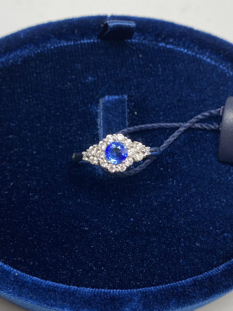 Anello Donna in Oro 18KT 18KT Recarlo con Zaffiro CT 0.49 e Diamanti