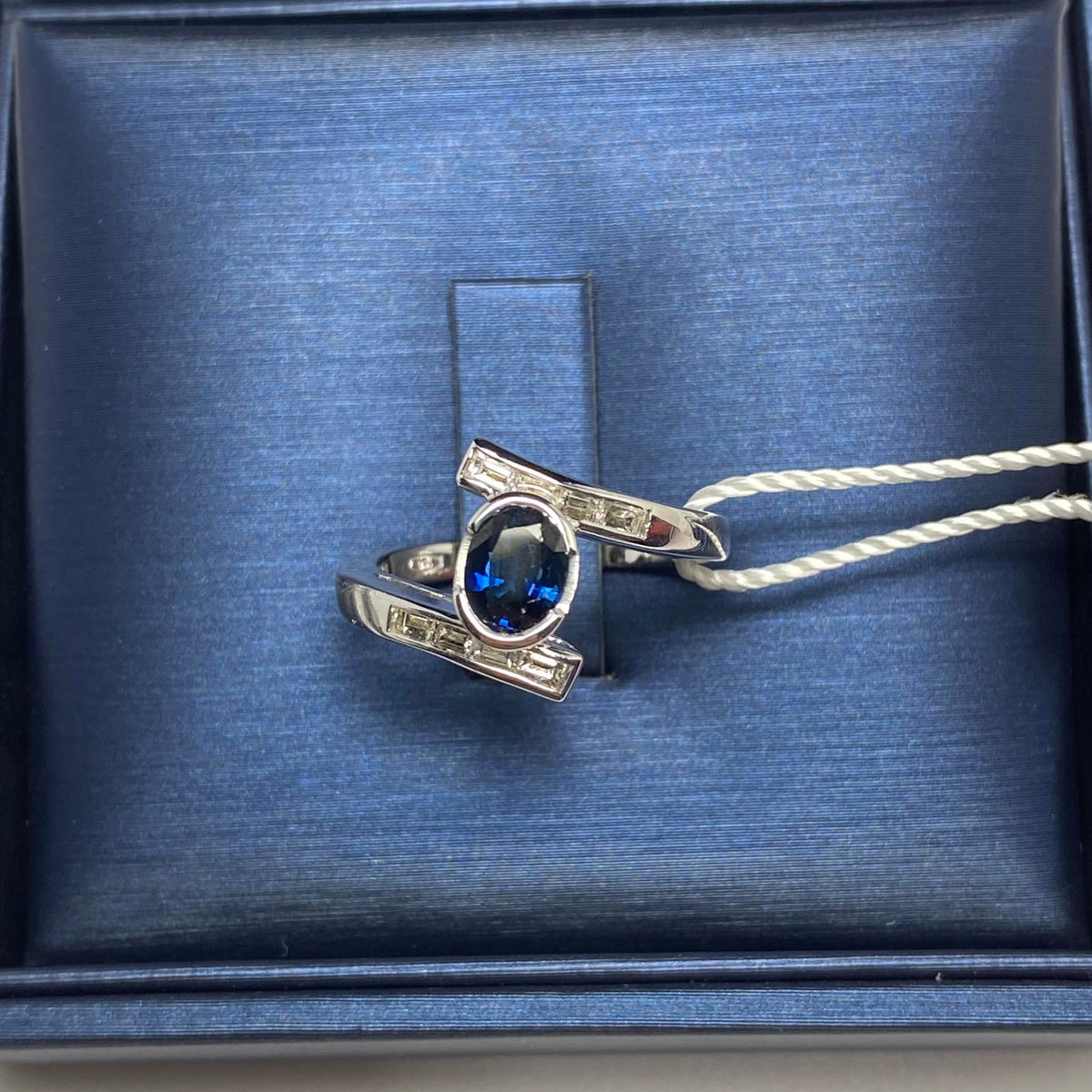 Anello Donna in Oro 18KT 18KT con Zaffiro ct 0.90 e Diamanti