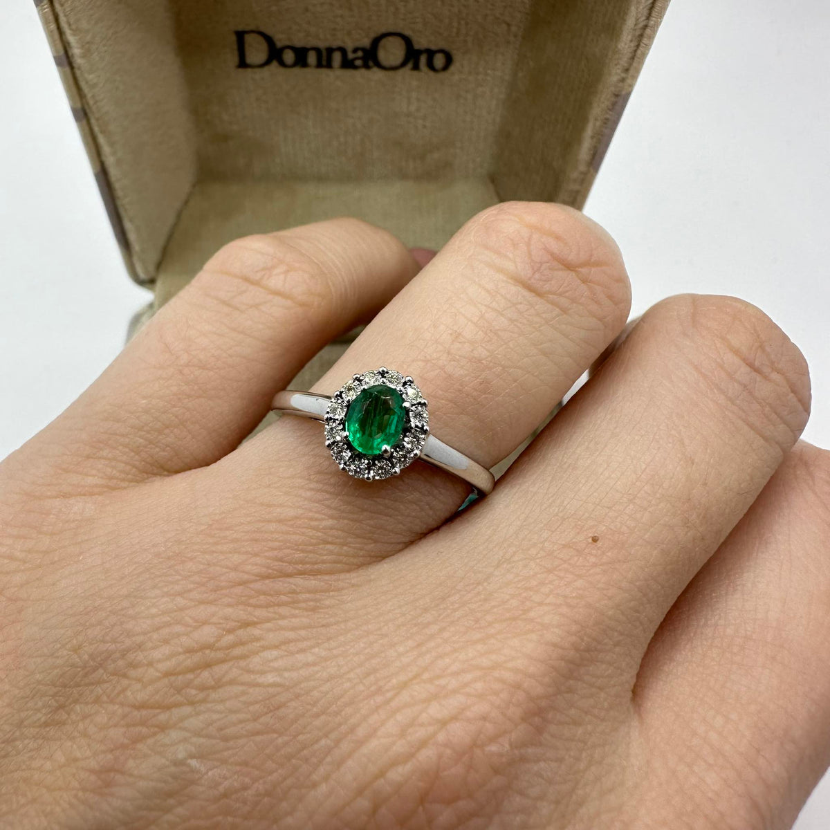 Anello Donna Oro 18KT con Diamanti e Smeraldo Ct. 0,35