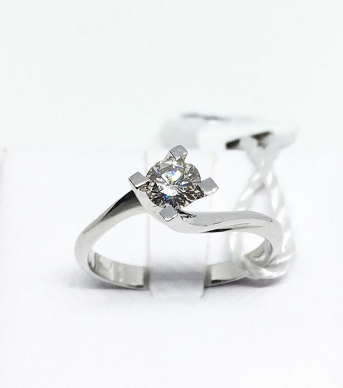 Anello Solitario in Oro 18KT 18KT e Diamante Ct 0.50 G-VVS