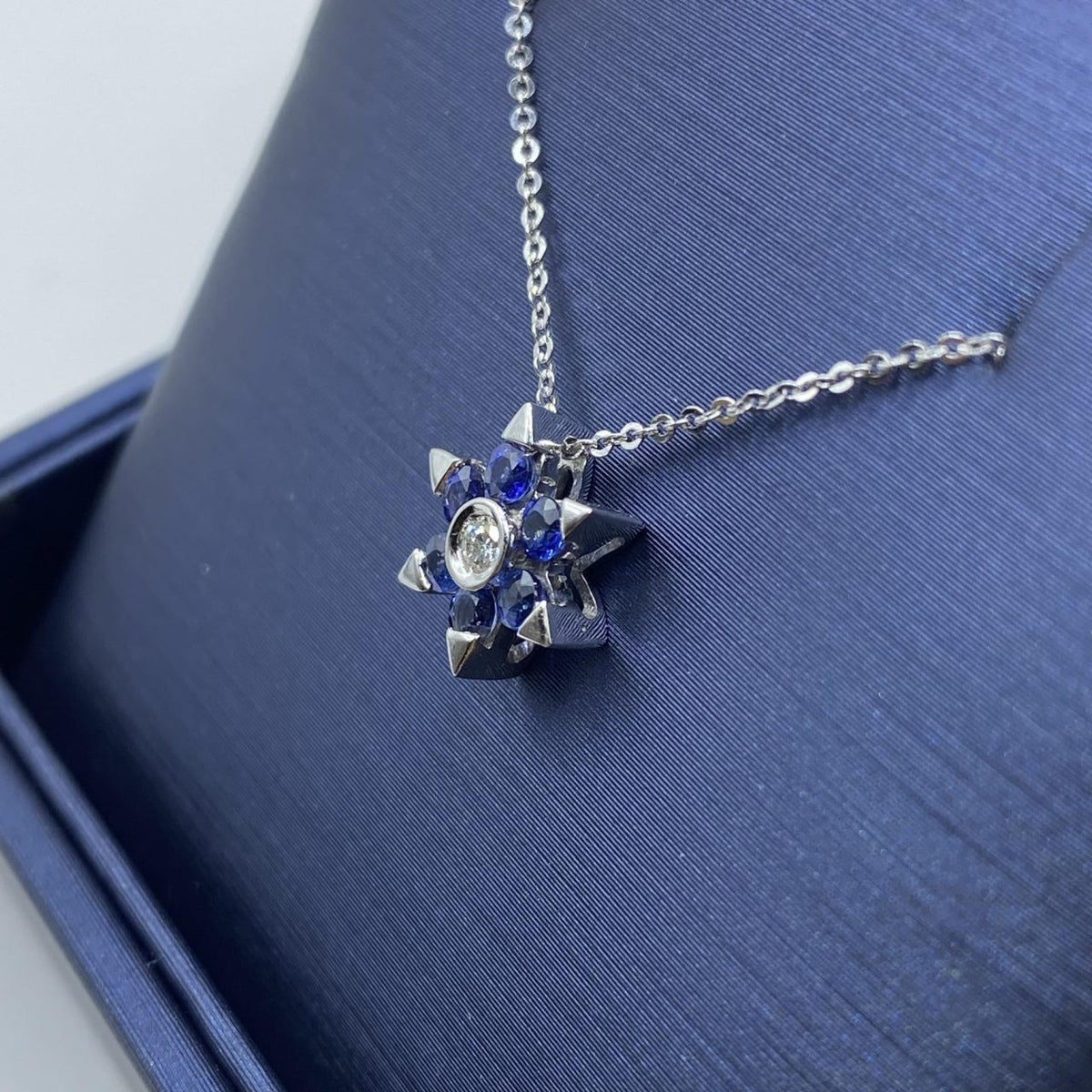 Collana a Fiore in Oro 18KT 18KT con Diamante e Zaffiri Ct. 0,30