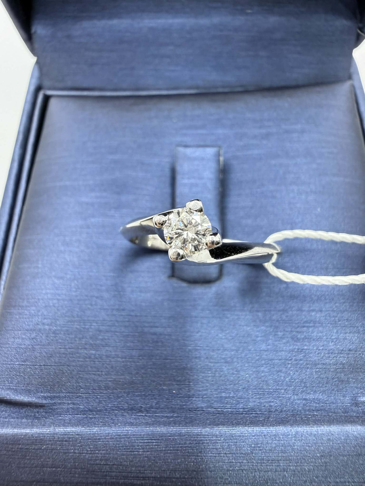 Anello Solitario in Oro 18KT 18KT e Diamante Ct. 0,29