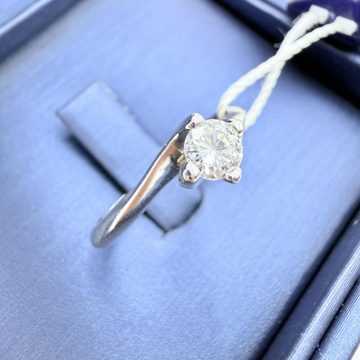 Anello Solitario in Oro 18KT 18KT e Diamante Ct. 0,30 G-IF