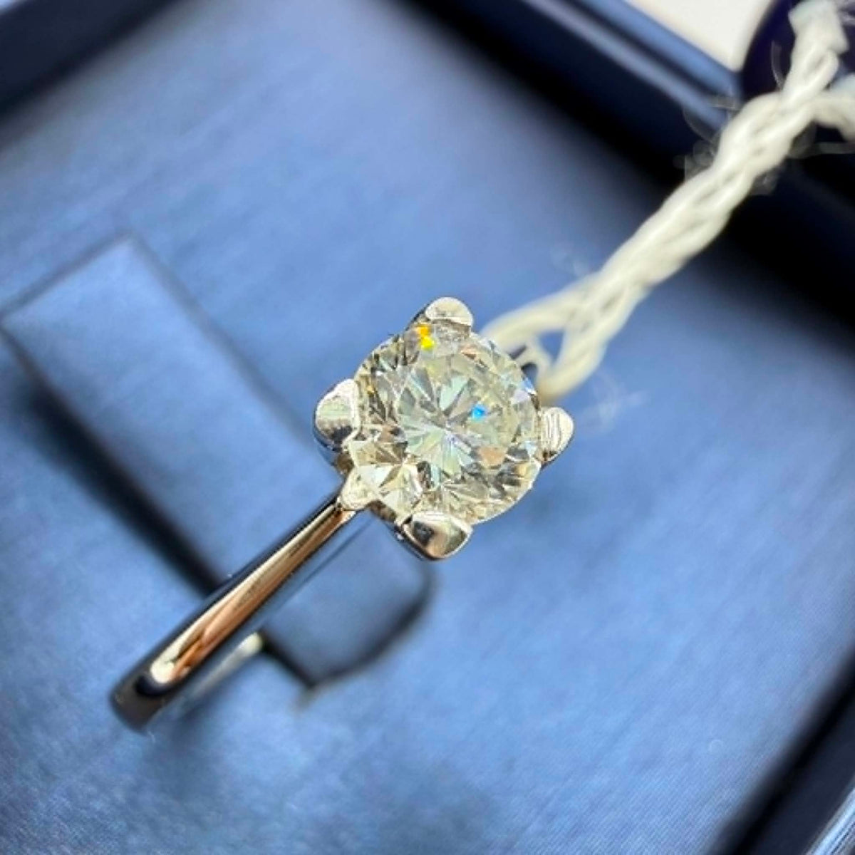 Anello Solitario in Oro 18KT 18KT e Diamante Ct. 0,41 G-VS1