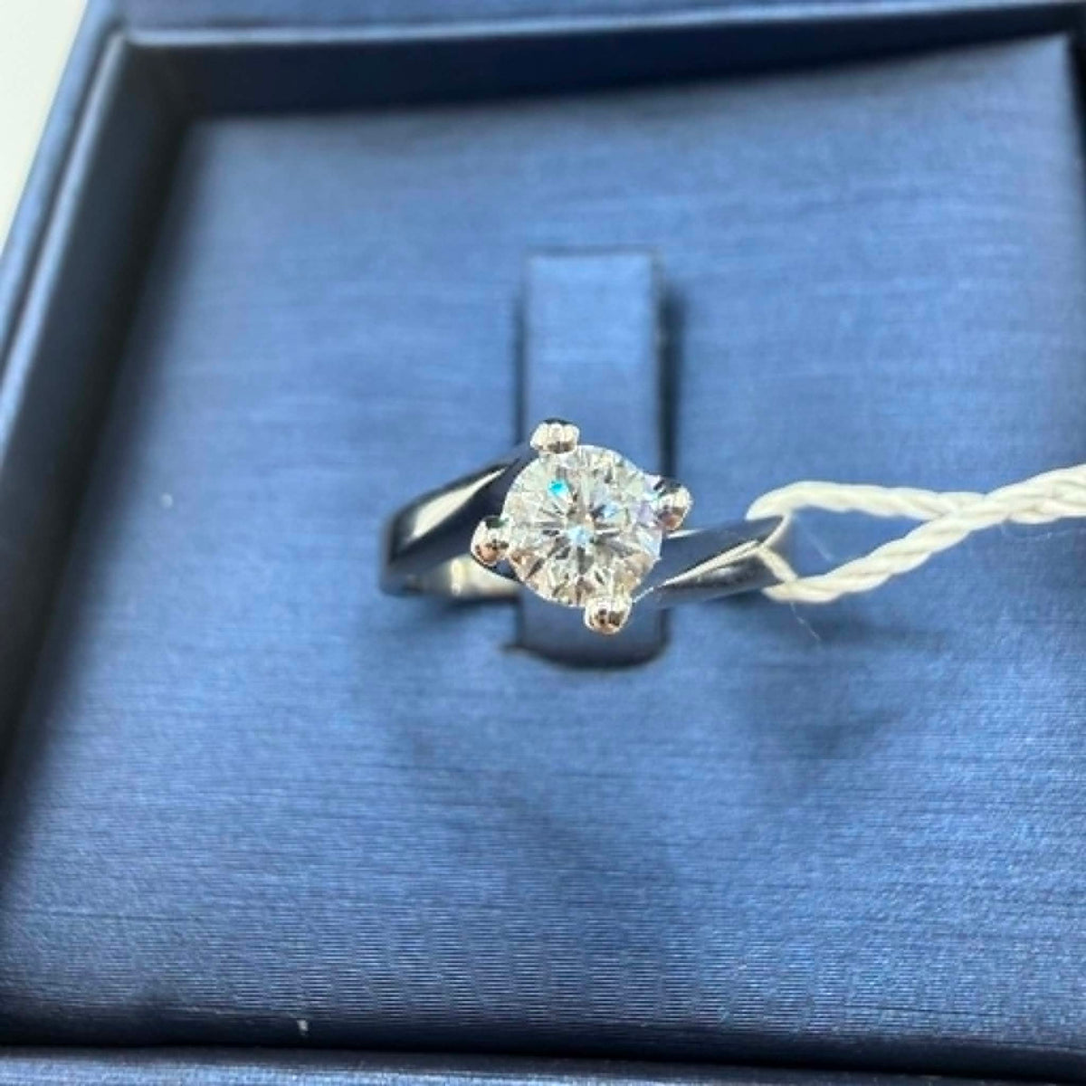 Anello Solitario in Oro 18KT 18KT e Diamante IGI Ct 0.50 E-VVS