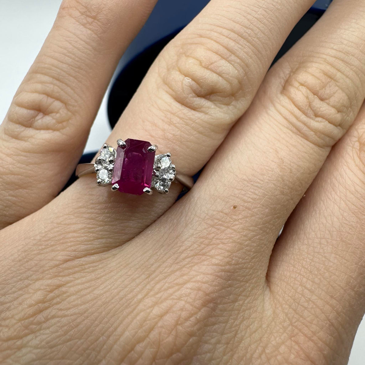 Anello Donna Recarlo con Rubino Ct 0.90 e Diamanti