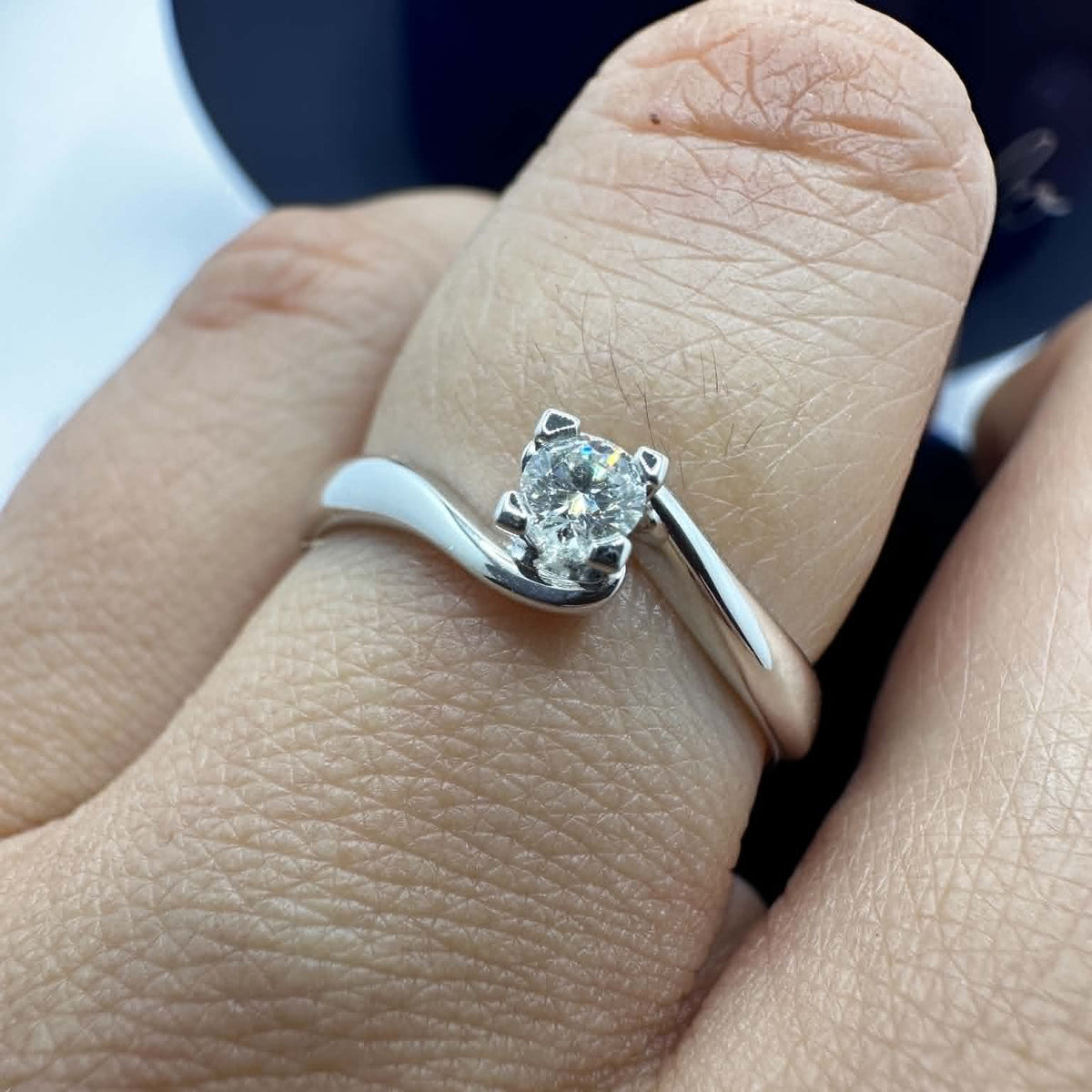 Anello Solitario Maria Teresa in Oro 18KT 18KT e Diamante 0,13 G-VS