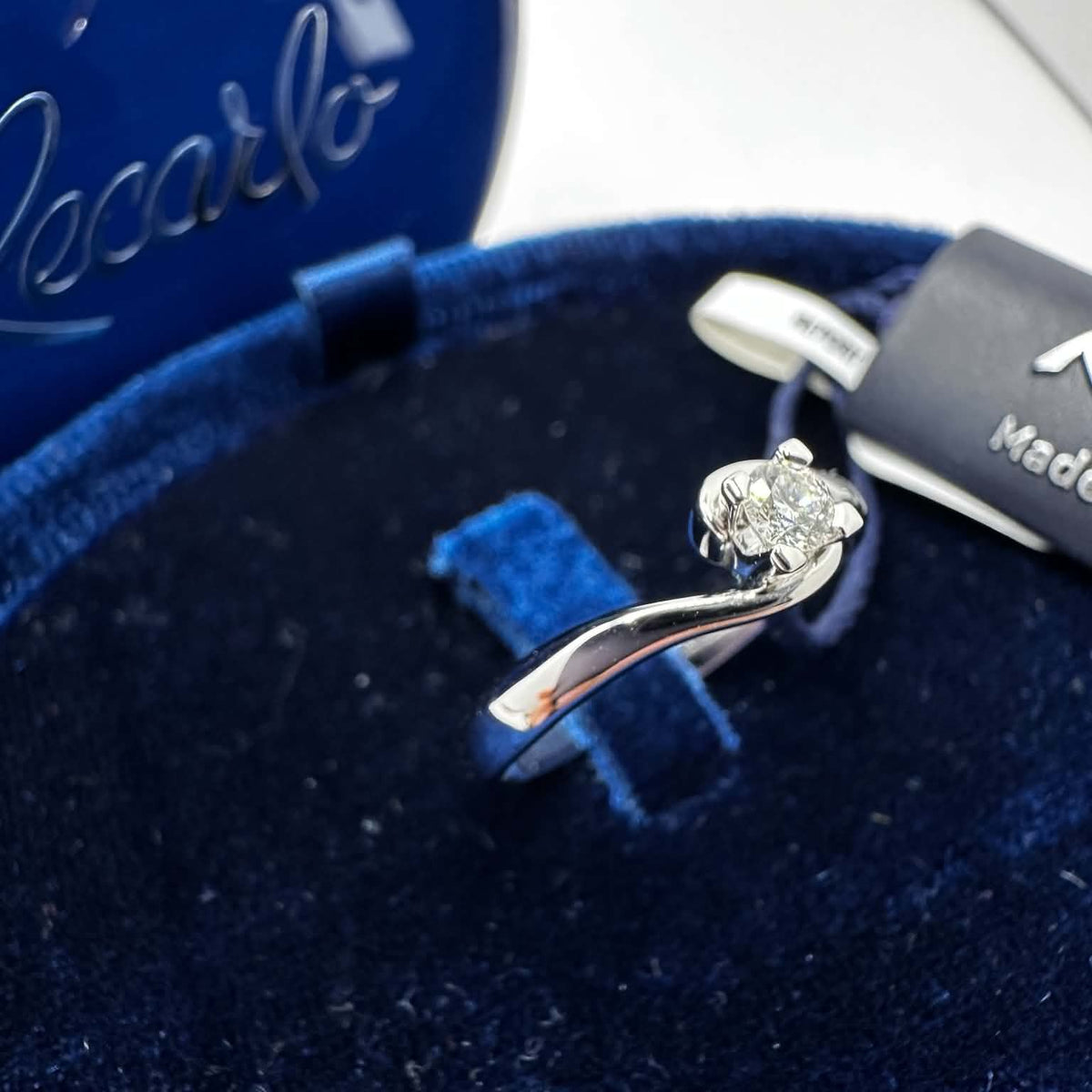 Anello Solitario Maria Teresa in Oro 18KT 18KT e Diamante 0,13 G-VS