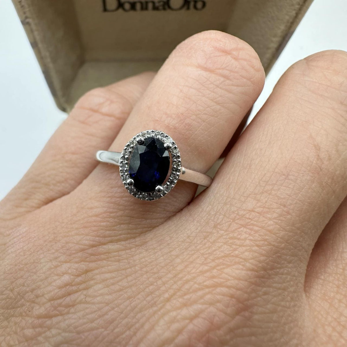Anello Rosetta Donna Oro 18KT con Zaffiro Ct. 0.90 e Diamanti
