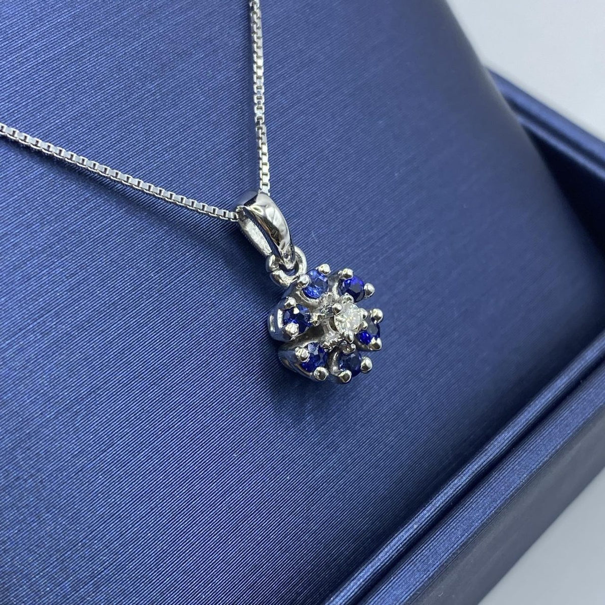 Collana a Fiore in Oro 18KT 18KT con Diamante e Zaffiri Ct. 0,20
